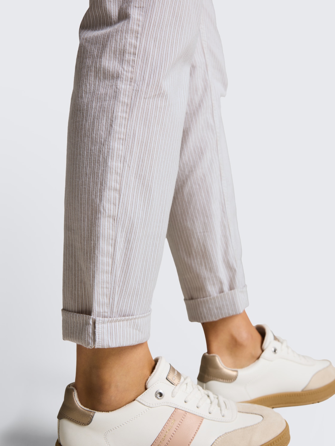 Tapered Relaxed Hose mit Streifenmuster - white taupe irregular stripe - Detail-Model-Ansicht