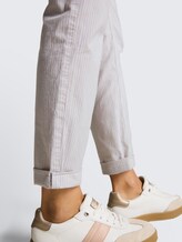 Tapered relaxed broek met streepmotief - white taupe irregular stripe - Detailaanzicht model