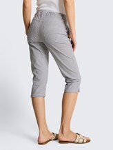 Tapered Relaxed Capri Hose mit Kordelzug - delicate navy white stripe - Auschnitt Model-Rückansicht