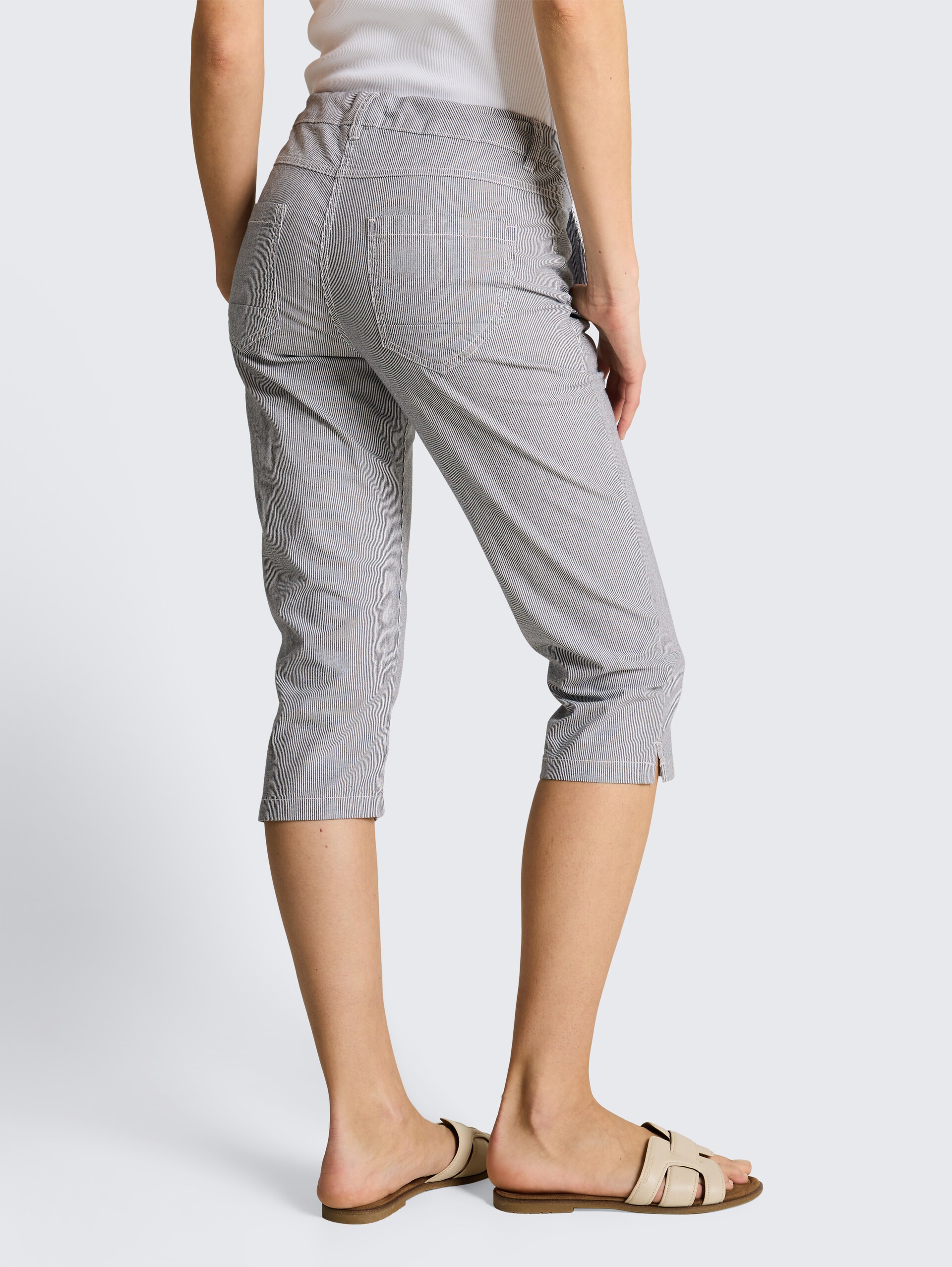 Tapered Relaxed Capri Hose mit Kordelzug - delicate navy white stripe - Auschnitt Model-Rückansicht