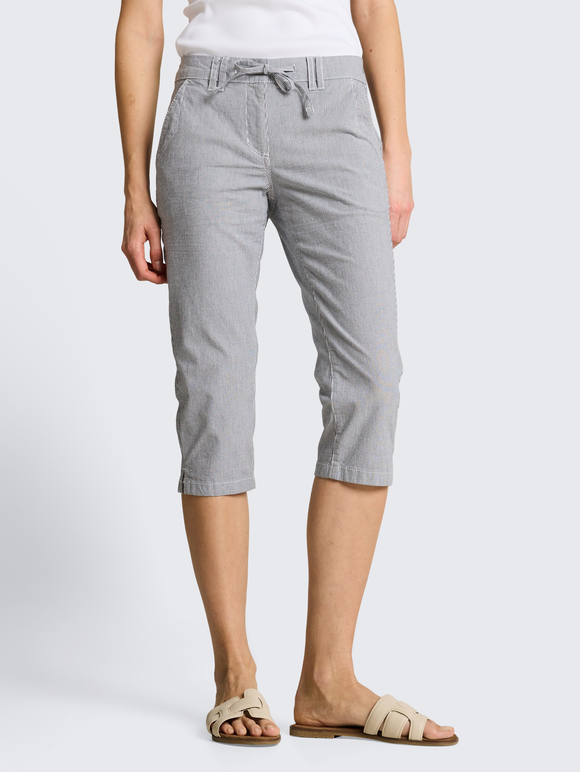 Tapered Relaxed Capri Hose mit Kordelzug - delicate navy white stripe - Ausschnitt Model-Vorderansicht