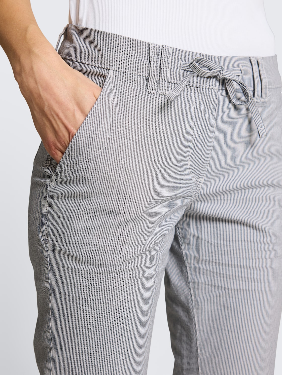 Tapered Relaxed Capri Hose mit Kordelzug - delicate navy white stripe - Detail-Model-Ansicht
