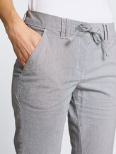 Tapered Relaxed Capri Hose mit Kordelzug - delicate navy white stripe - Detail-Model-Ansicht