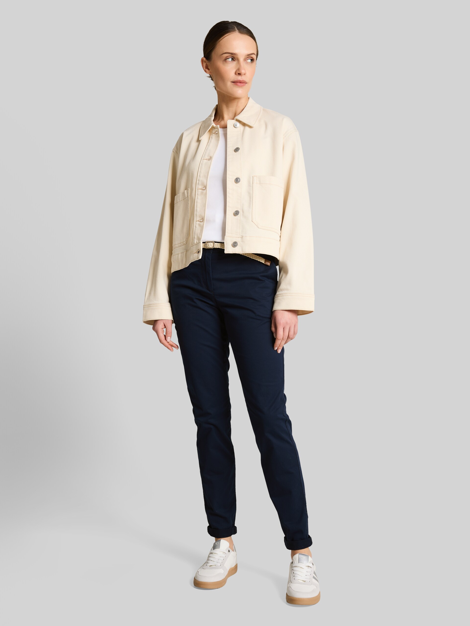 Slim Chino Hose mit Gürtel - sky captain blue - Model-Vorderansicht