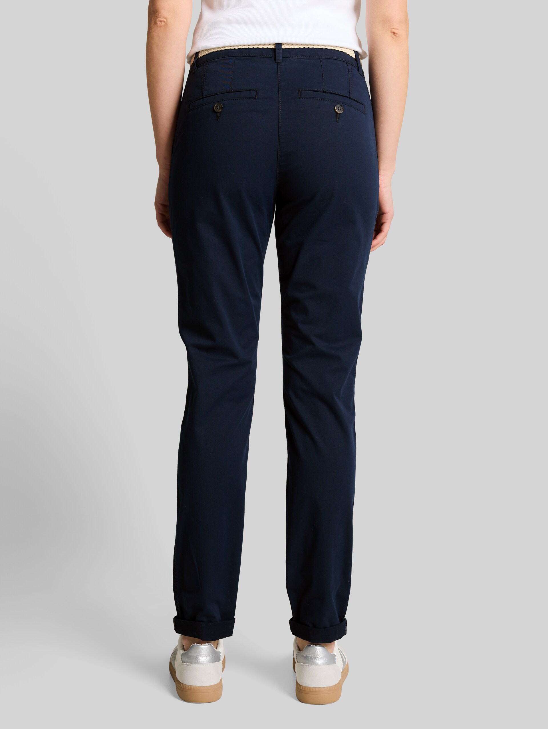Slim Chino Hose mit Gürtel - sky captain blue - Auschnitt Model-Rückansicht