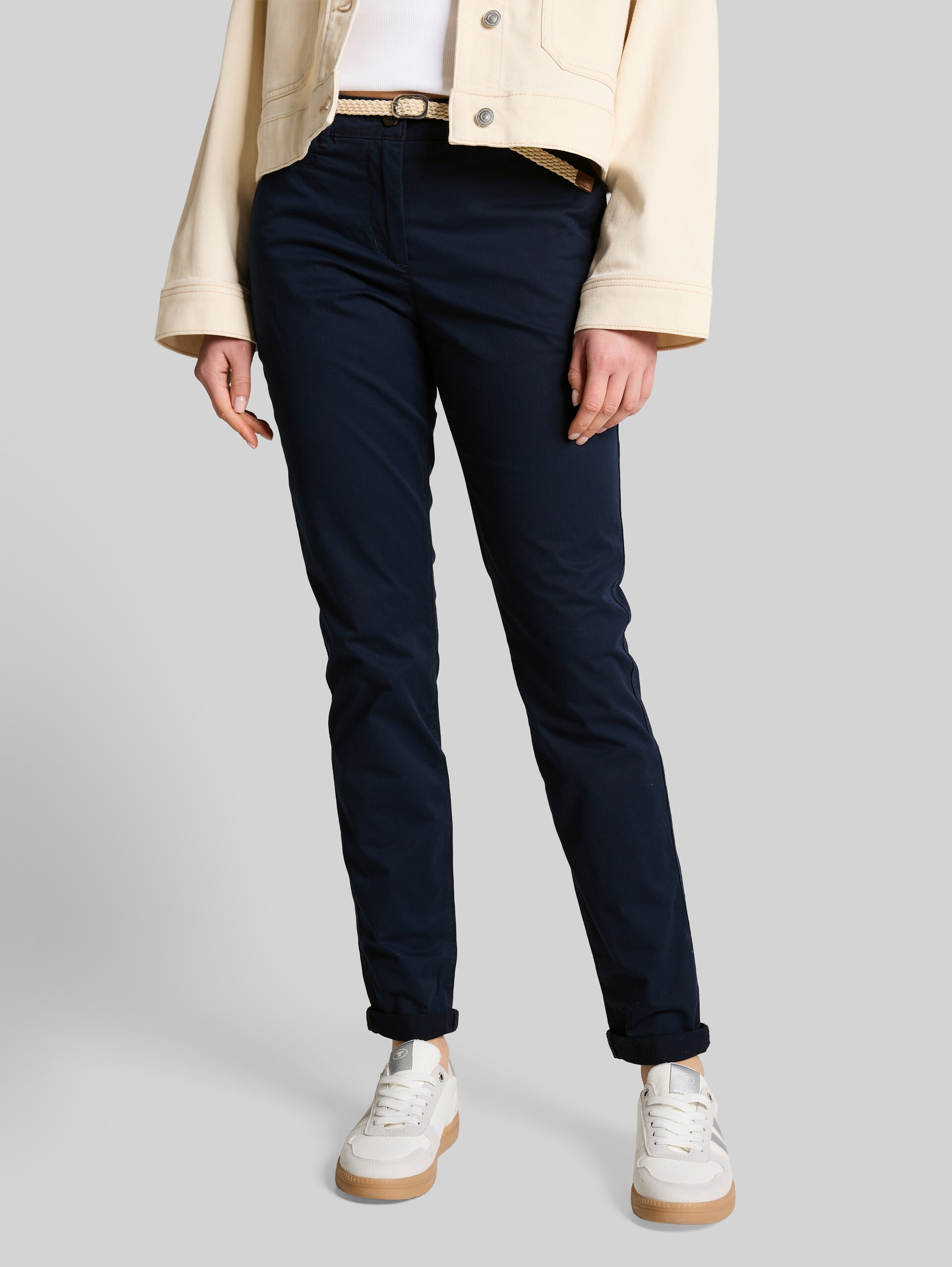 Slim Chino Hose mit Gürtel - sky captain blue - Ausschnitt Model-Vorderansicht