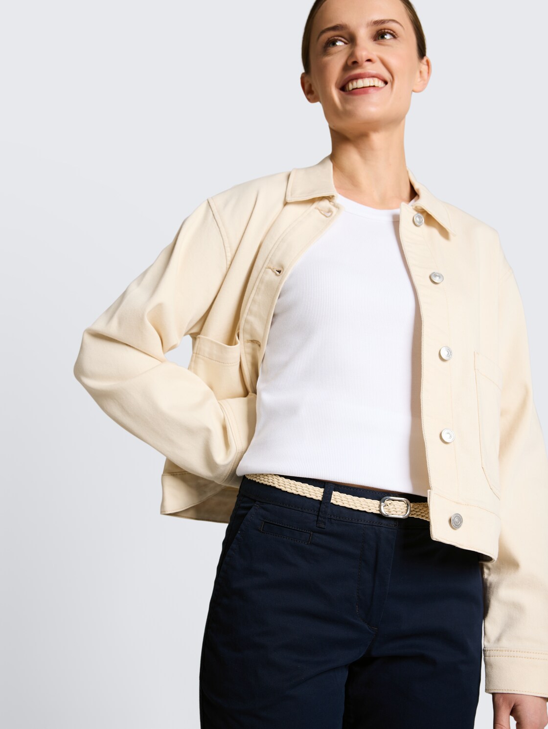 Slim Chino Hose mit Gürtel - sky captain blue - Detail-Model-Ansicht