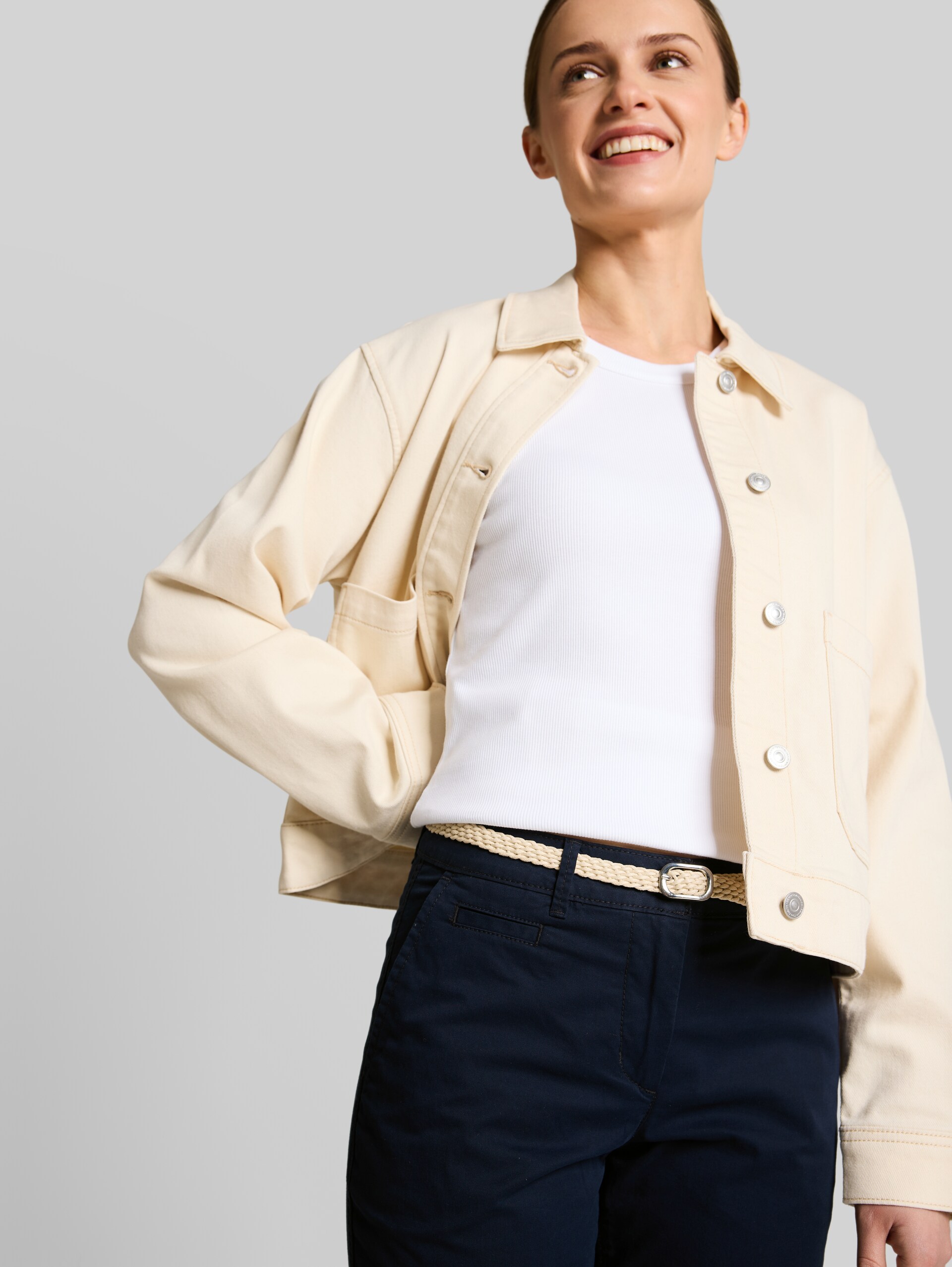Slim Chino Hose mit Gürtel - sky captain blue - Detail-Model-Ansicht