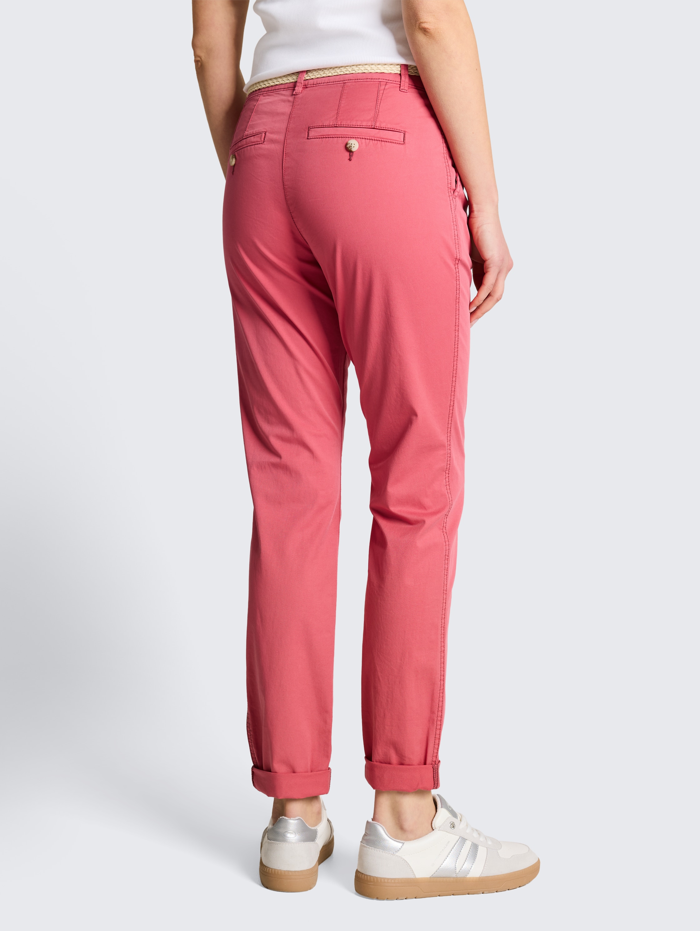 Slim Chino Hose mit Gürtel - cozy pink - Auschnitt Model-Rückansicht
