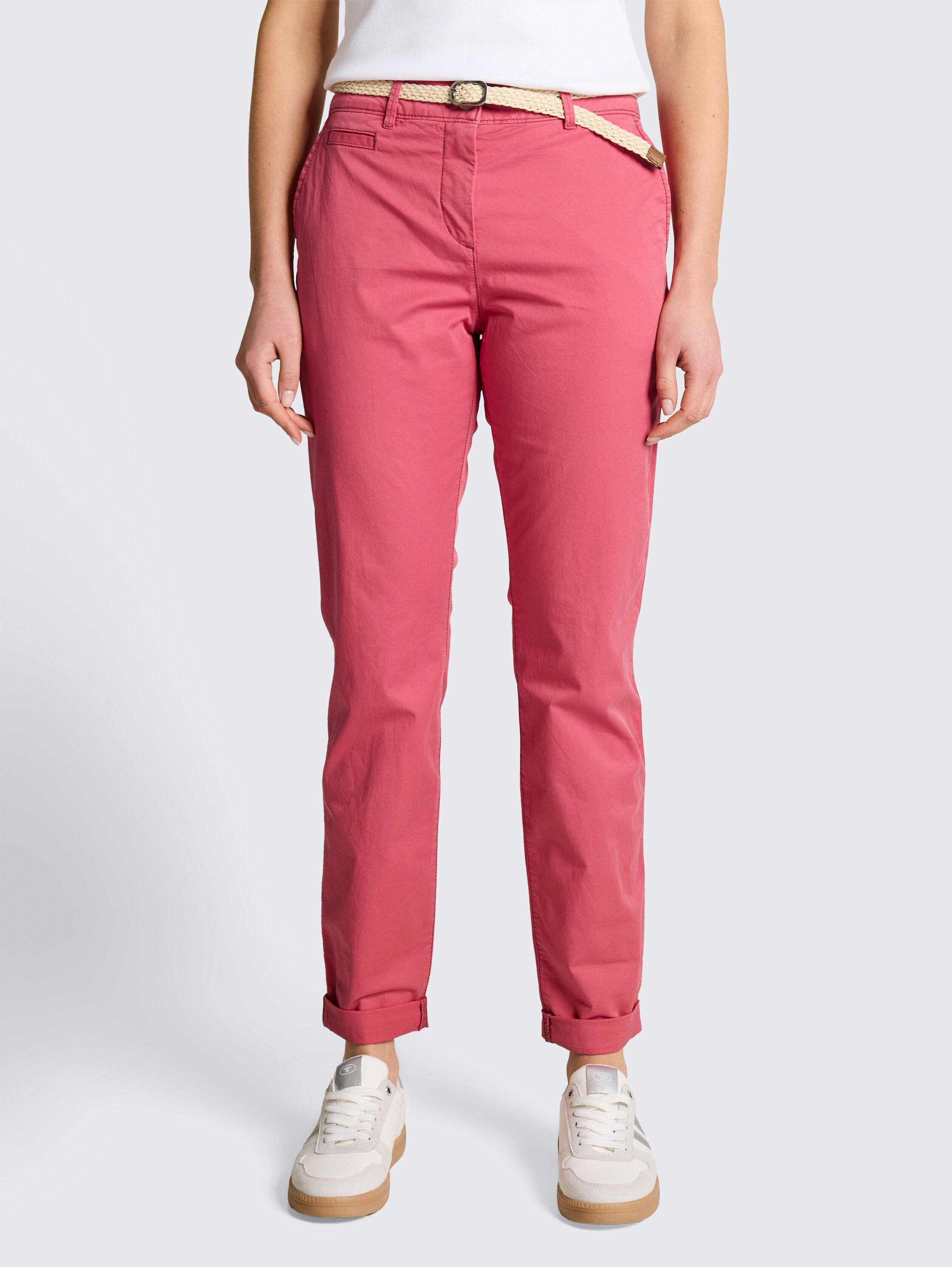 Slim Chino Hose mit Gürtel - cozy pink - Ausschnitt Model-Vorderansicht