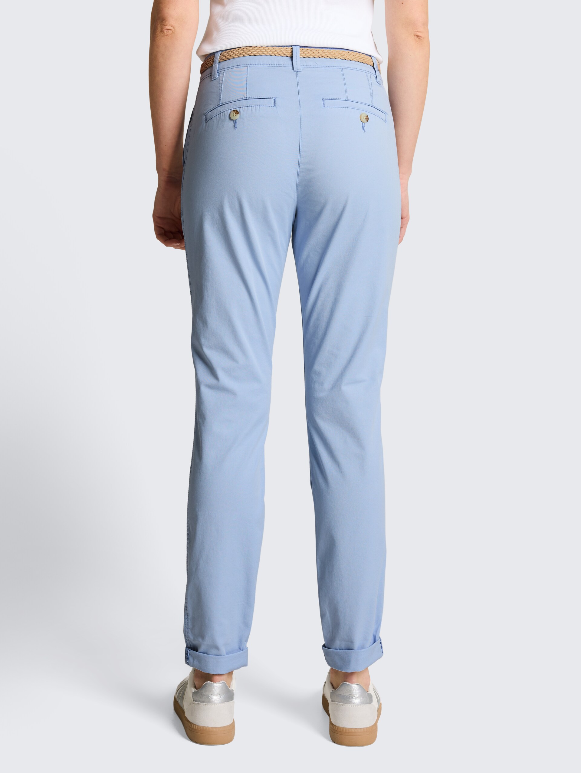 Slim Chino Hose mit Gürtel - Kentucky Blue - Auschnitt Model-Rückansicht