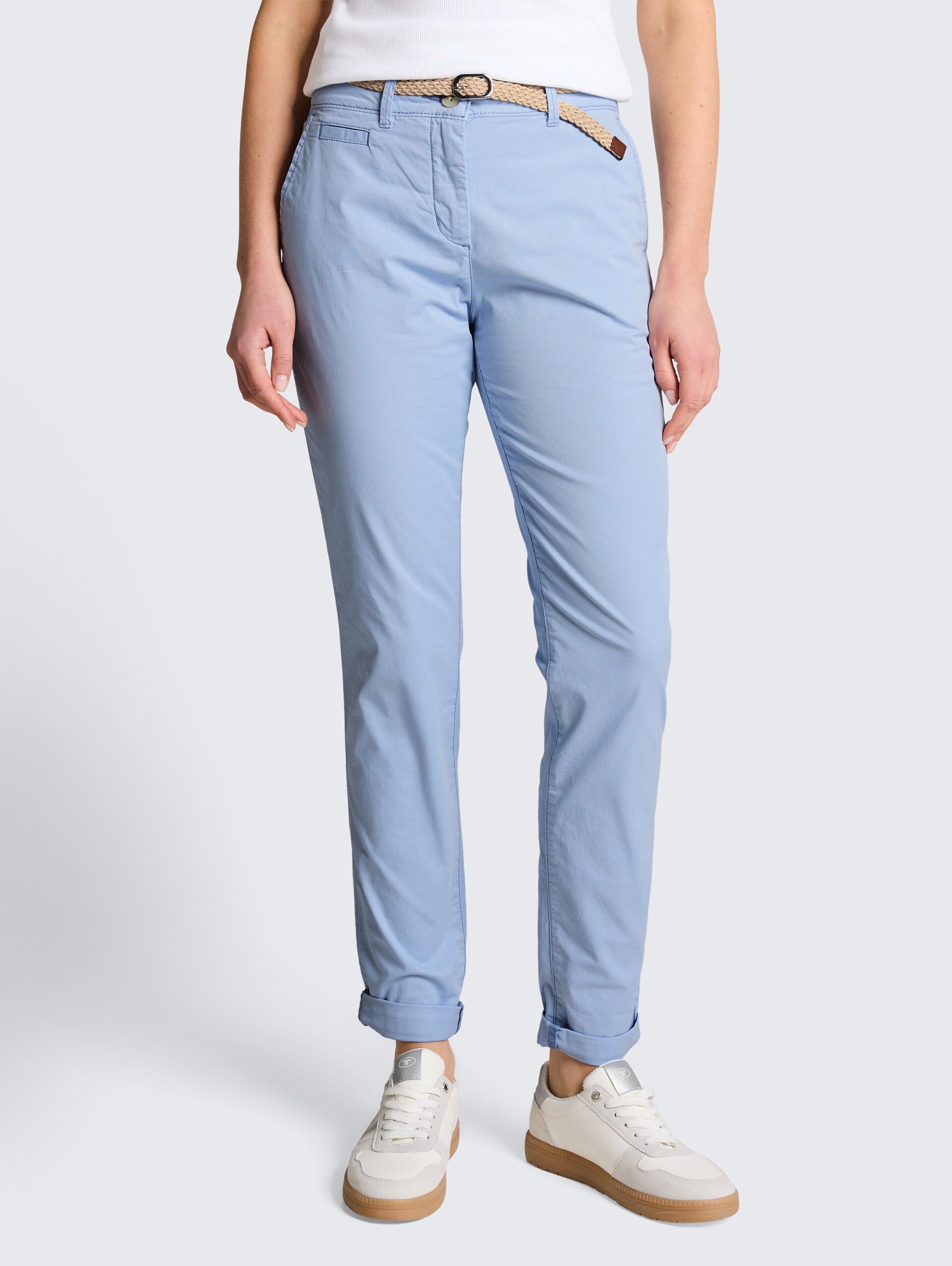 Slim Chino Hose mit Gürtel - Kentucky Blue - Ausschnitt Model-Vorderansicht
