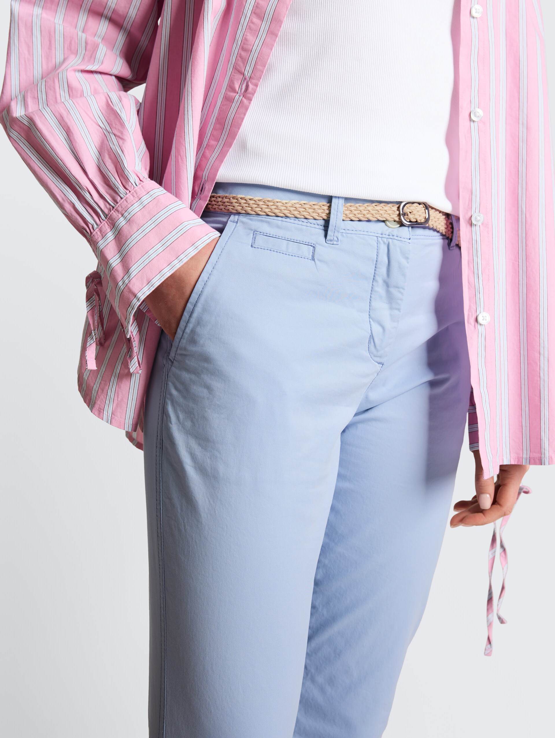 Slim Chino Hose mit Gürtel - Kentucky Blue - Detail-Model-Ansicht