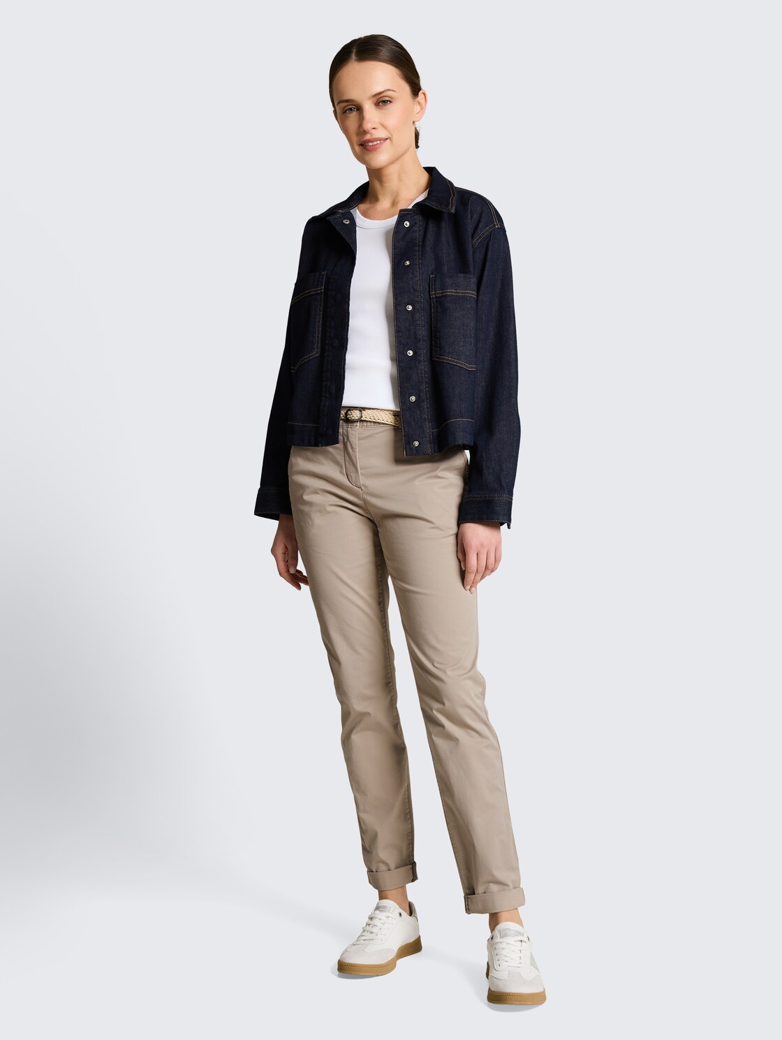 Slim Chino Hose mit Gürtel - soft taupe grey - Model-Vorderansicht