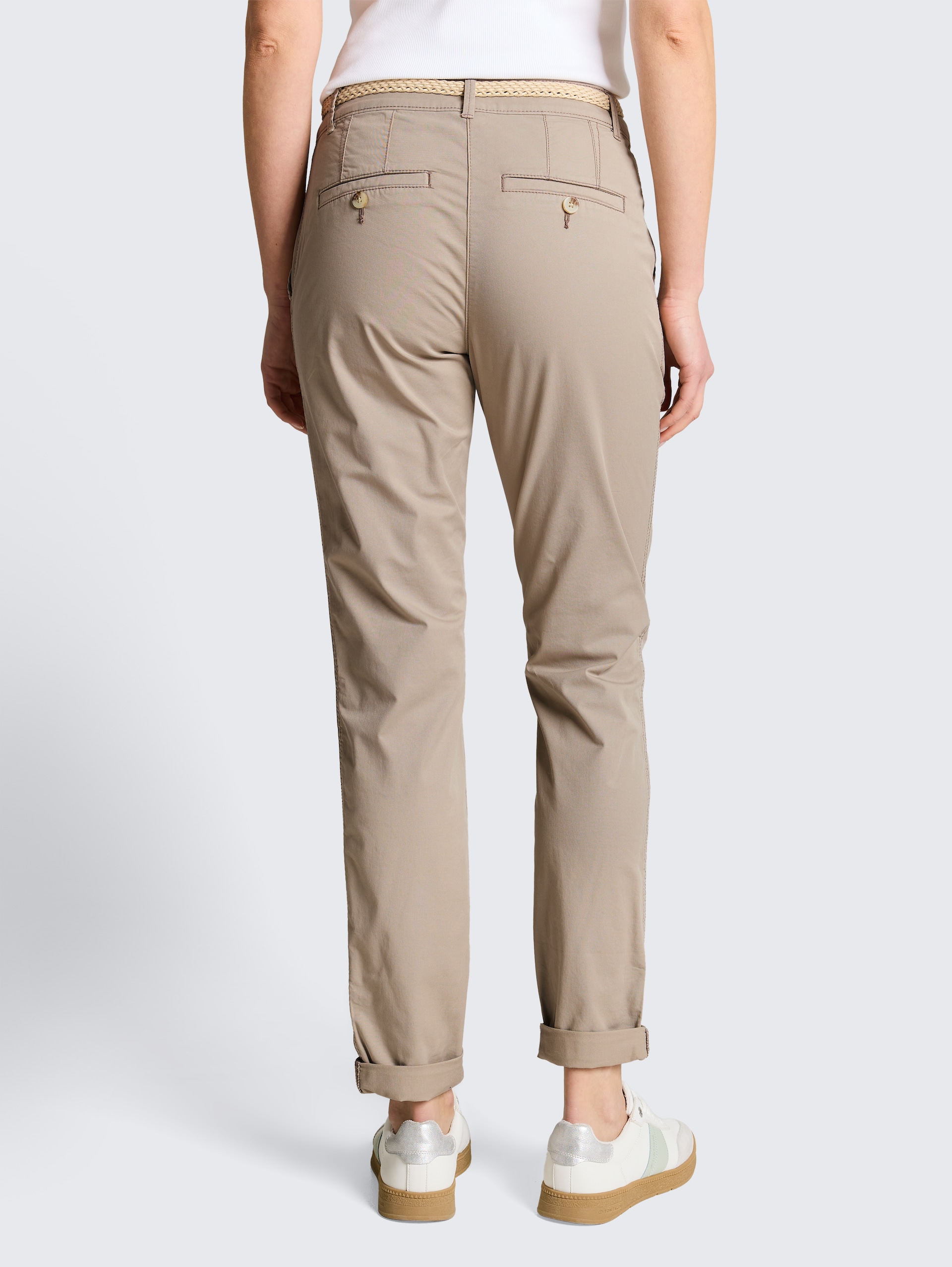 Slim Chino Hose mit Gürtel - soft taupe grey - Auschnitt Model-Rückansicht