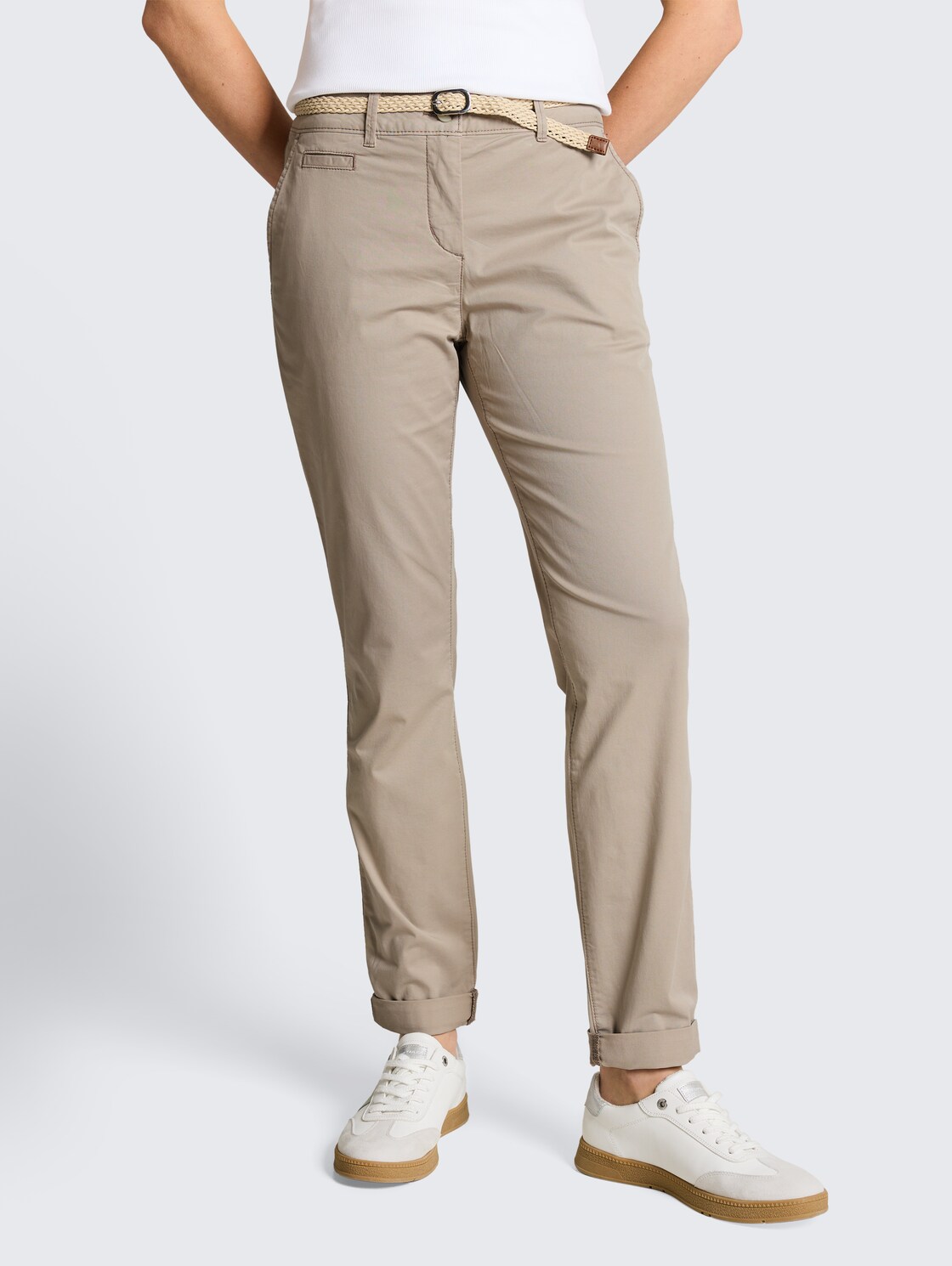 Slim Chino Hose mit Gürtel - soft taupe grey - Ausschnitt Model-Vorderansicht