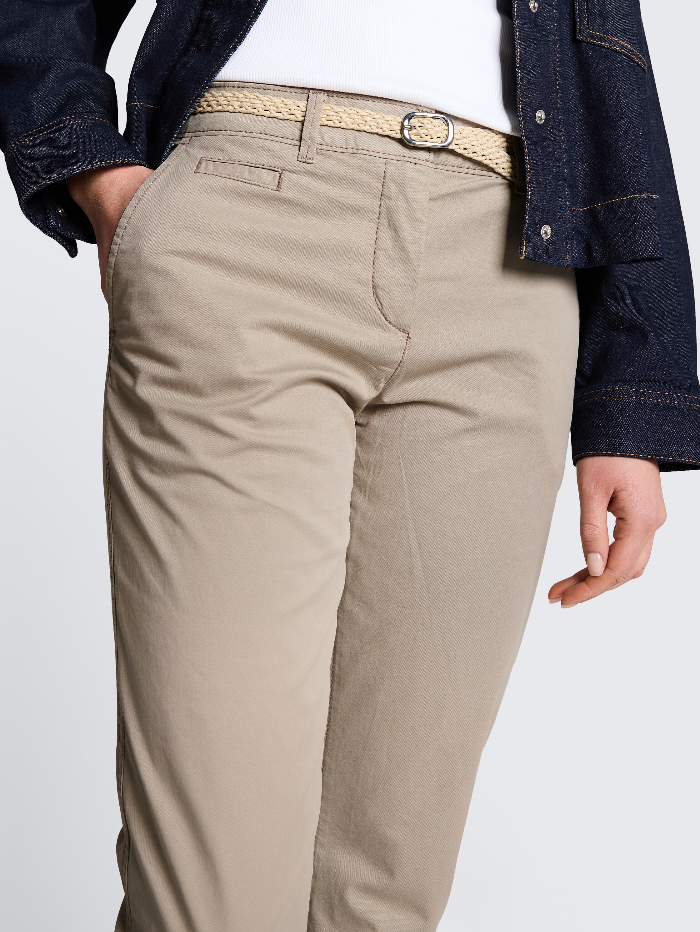 Slim chino broek met riem - soft taupe grey - Detailaanzicht model