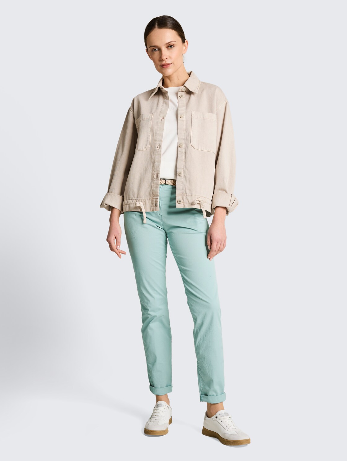 Slim Chino Hose mit Gürtel - blue haze - Model-Vorderansicht