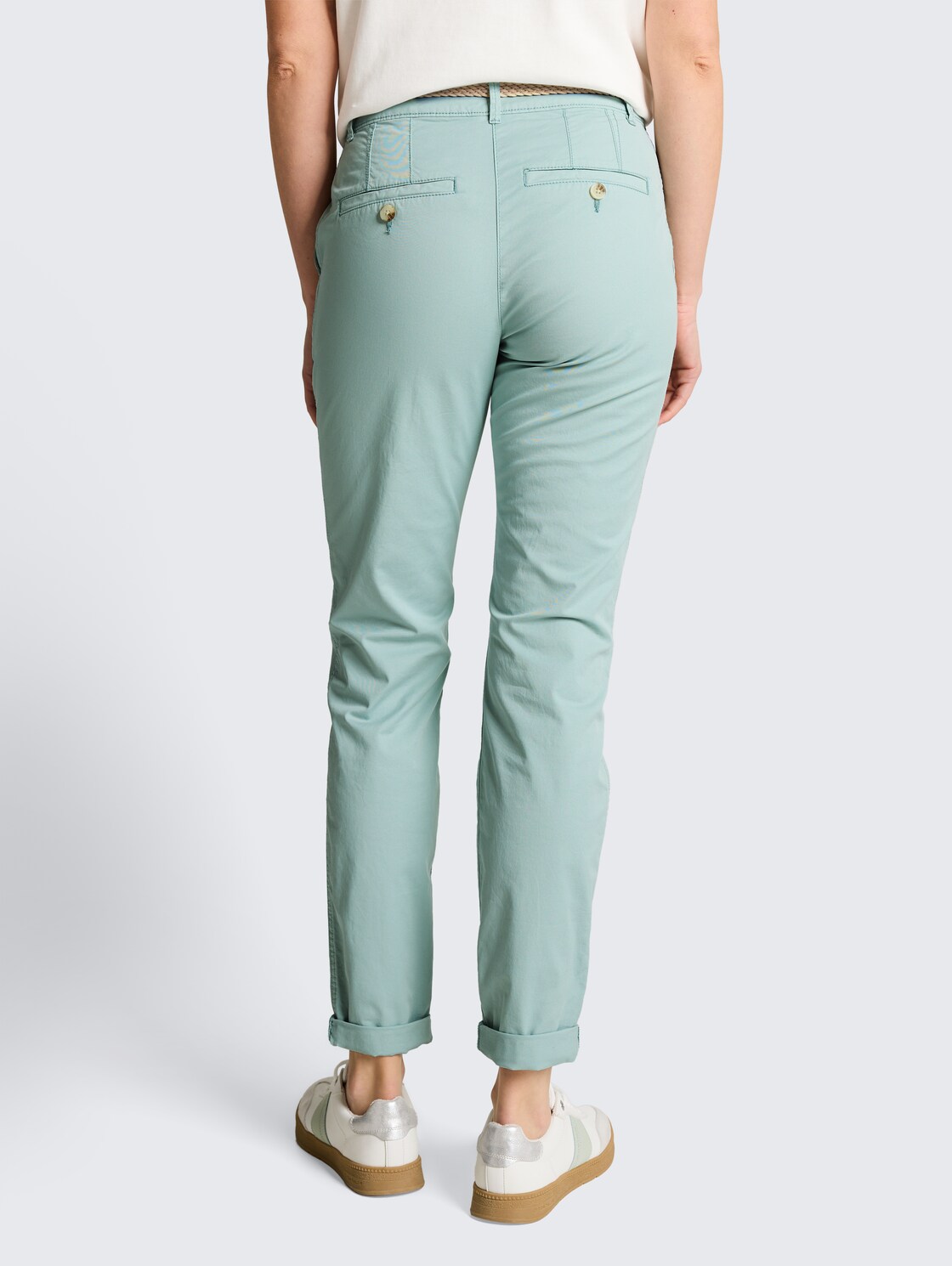 Slim Chino Hose mit Gürtel - blue haze - Auschnitt Model-Rückansicht