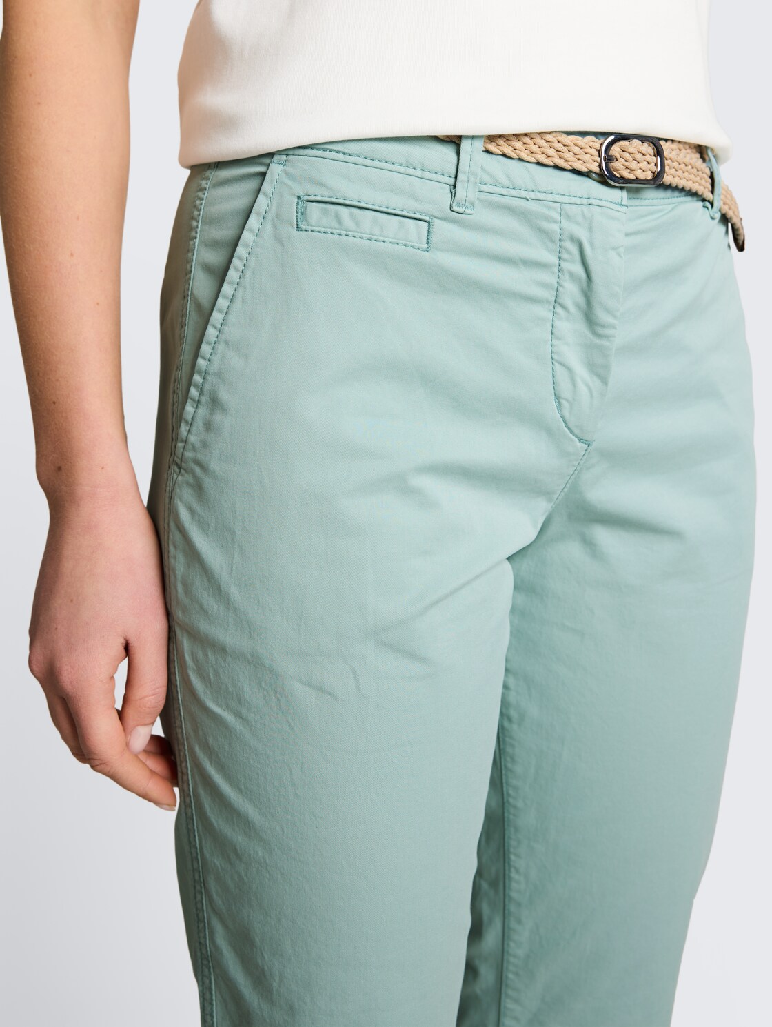 Slim Chino Hose mit Gürtel - blue haze - Detail-Model-Ansicht