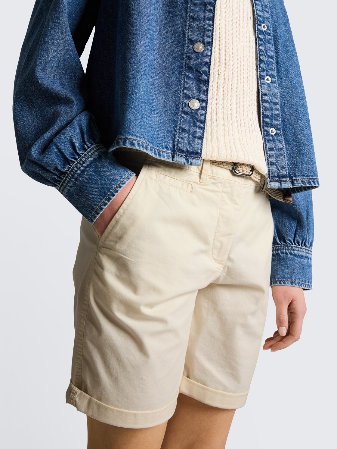 Chino Bermuda Shorts mit Gürtel - Dove White - Detail-Model-Ansicht