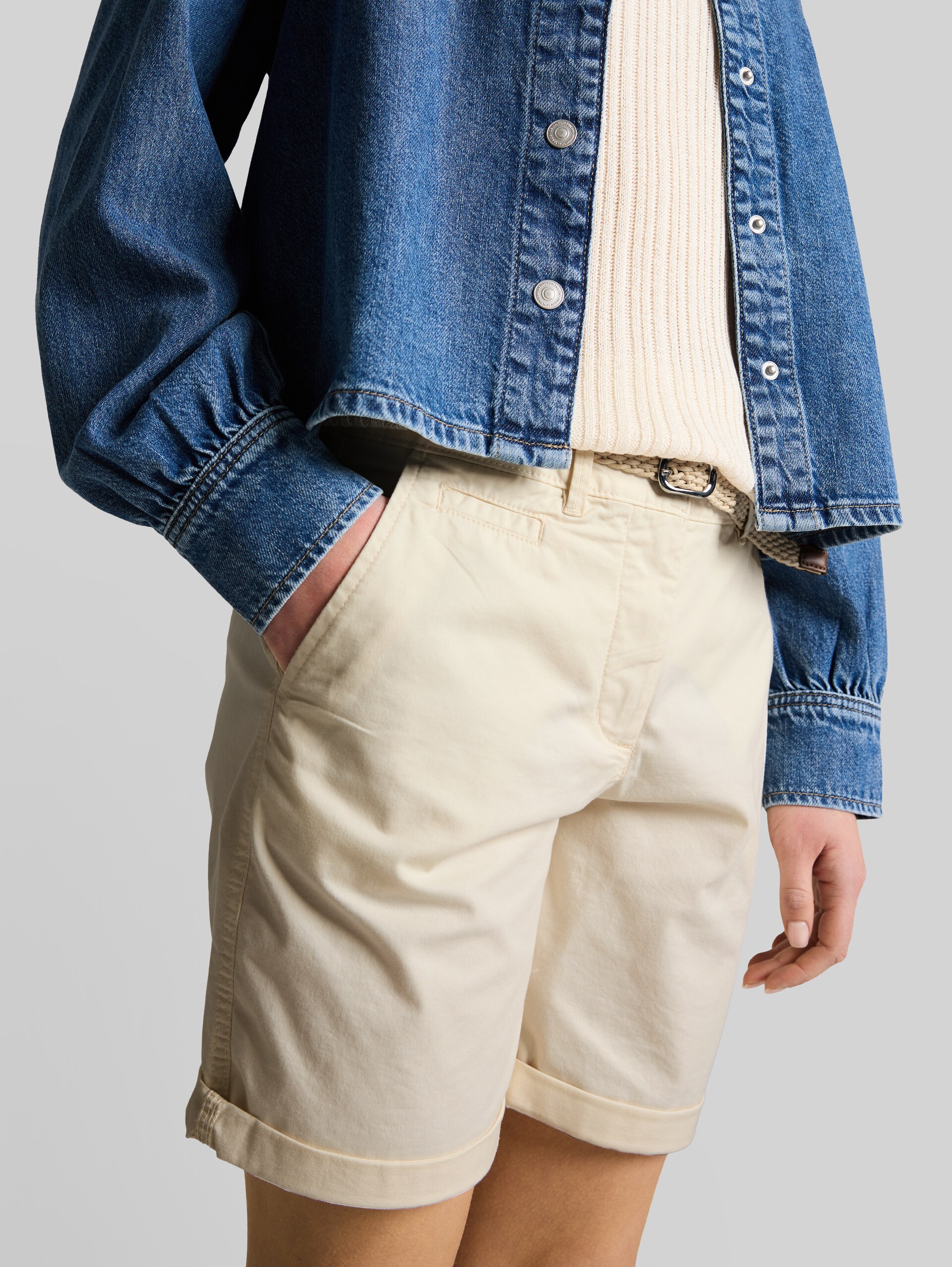 Chino Bermuda Shorts mit Gürtel - Dove White - Detail-Model-Ansicht