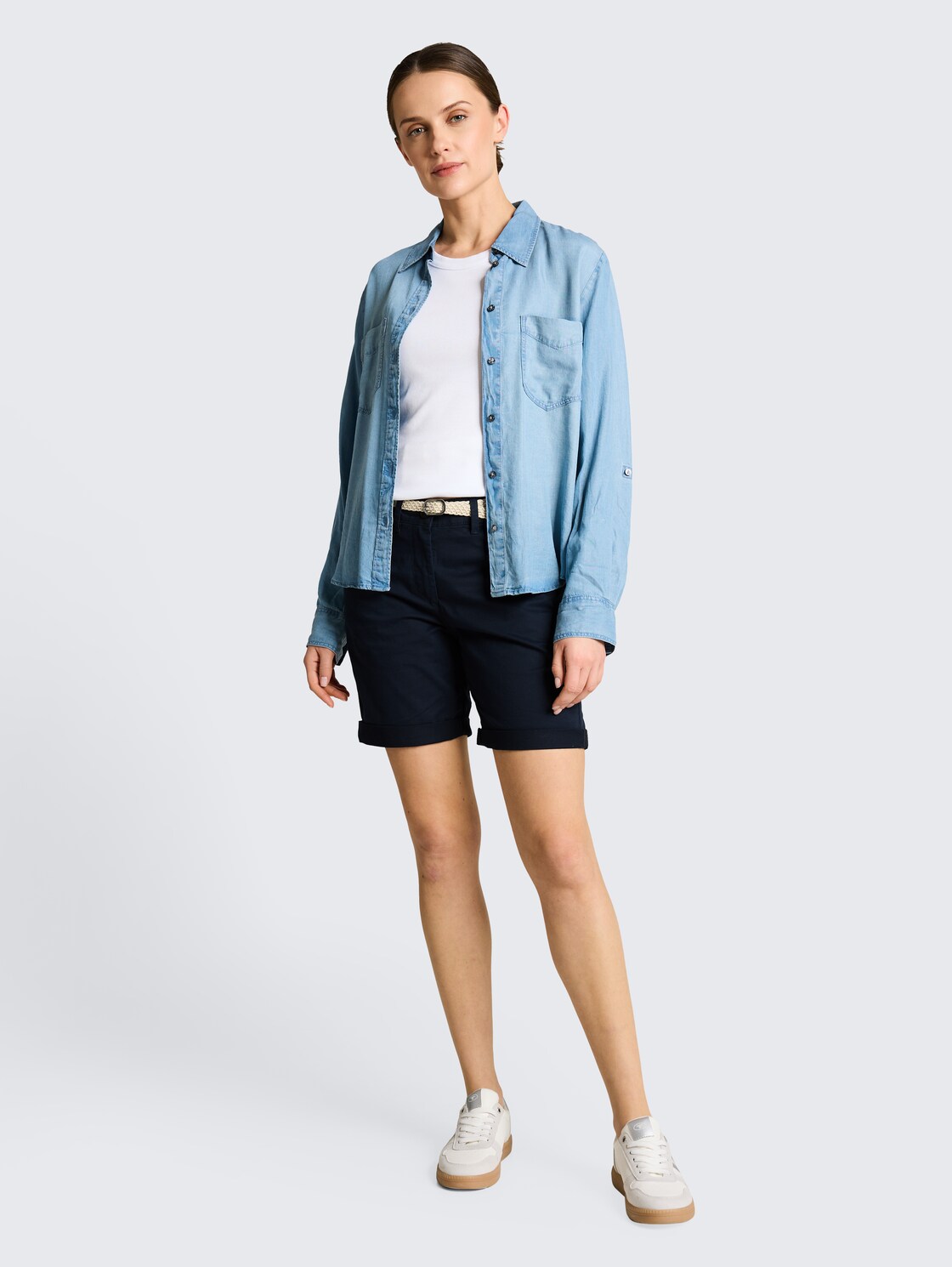 Chino Bermuda Shorts mit Gürtel - sky captain blue - Model-Vorderansicht