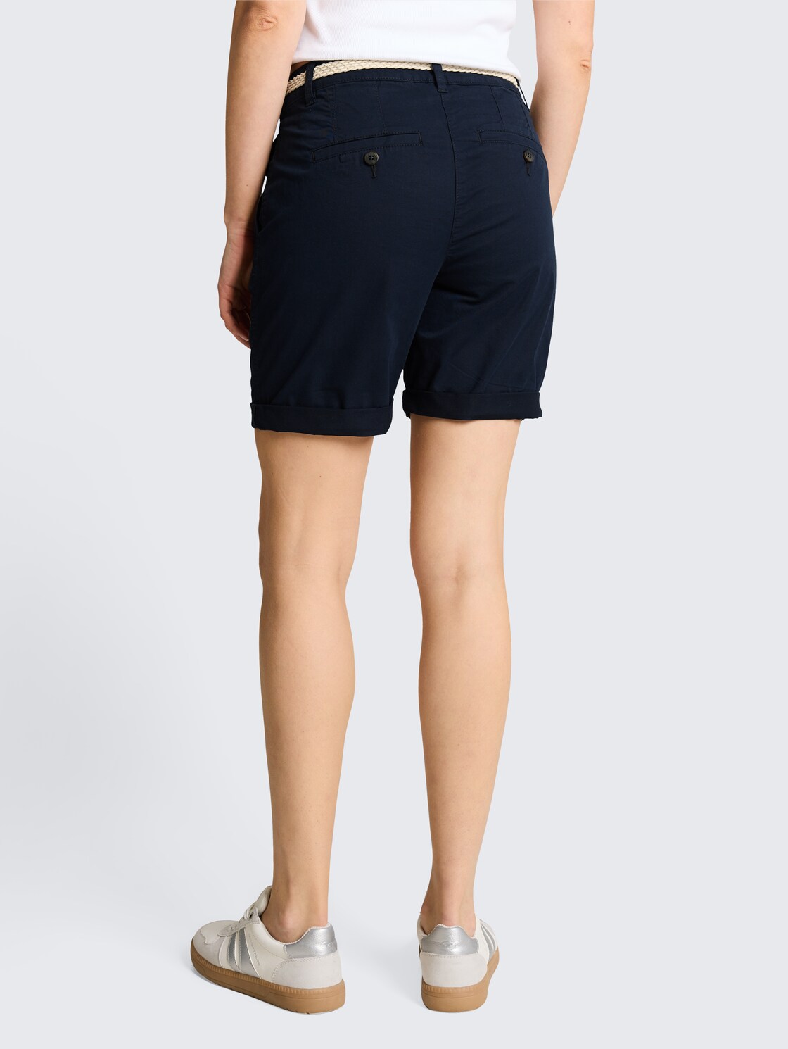 Chino Bermuda Shorts mit Gürtel - sky captain blue - Auschnitt Model-Rückansicht
