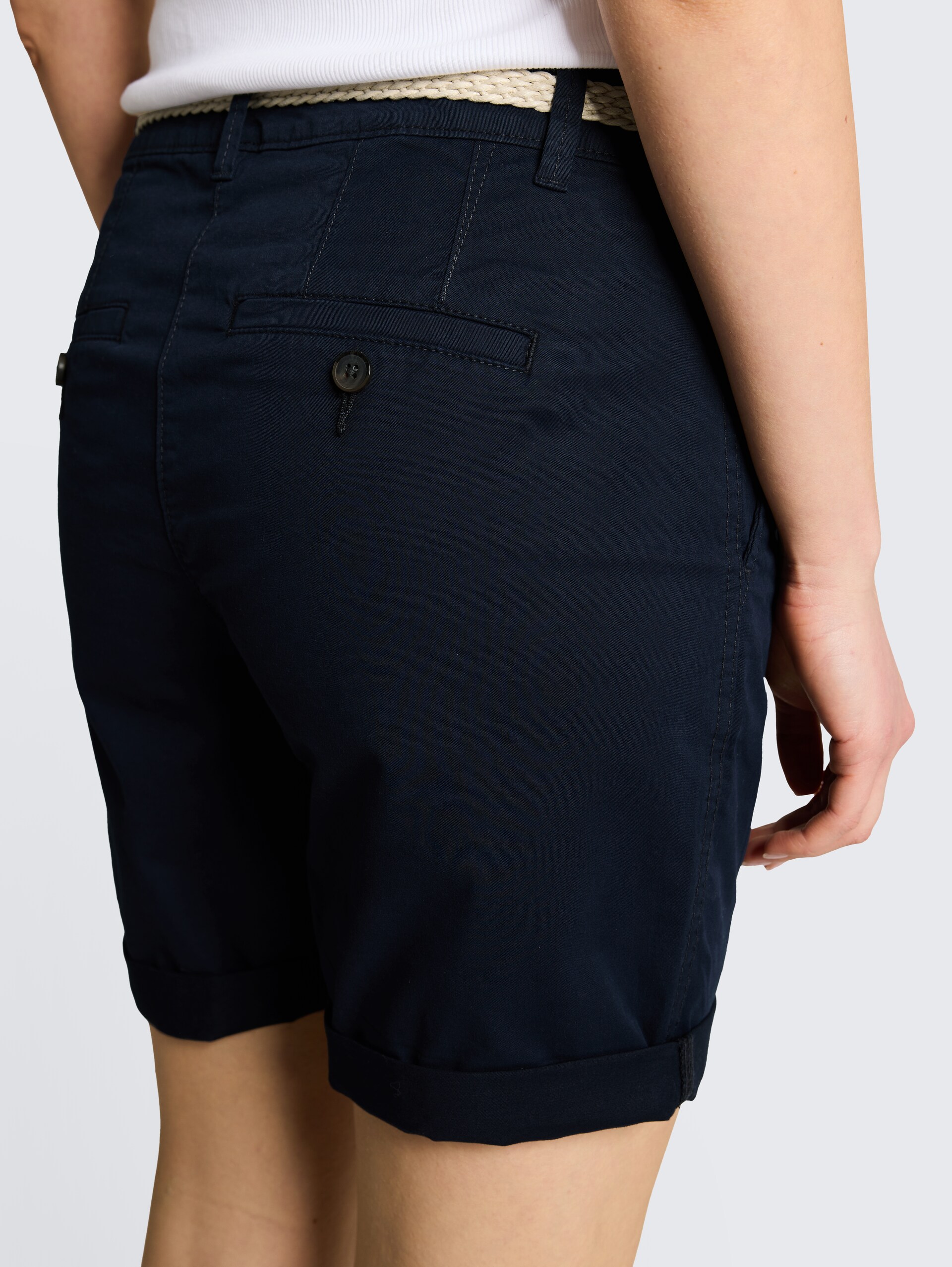 Chino Bermuda Shorts mit Gürtel - sky captain blue - Detail-Model-Ansicht