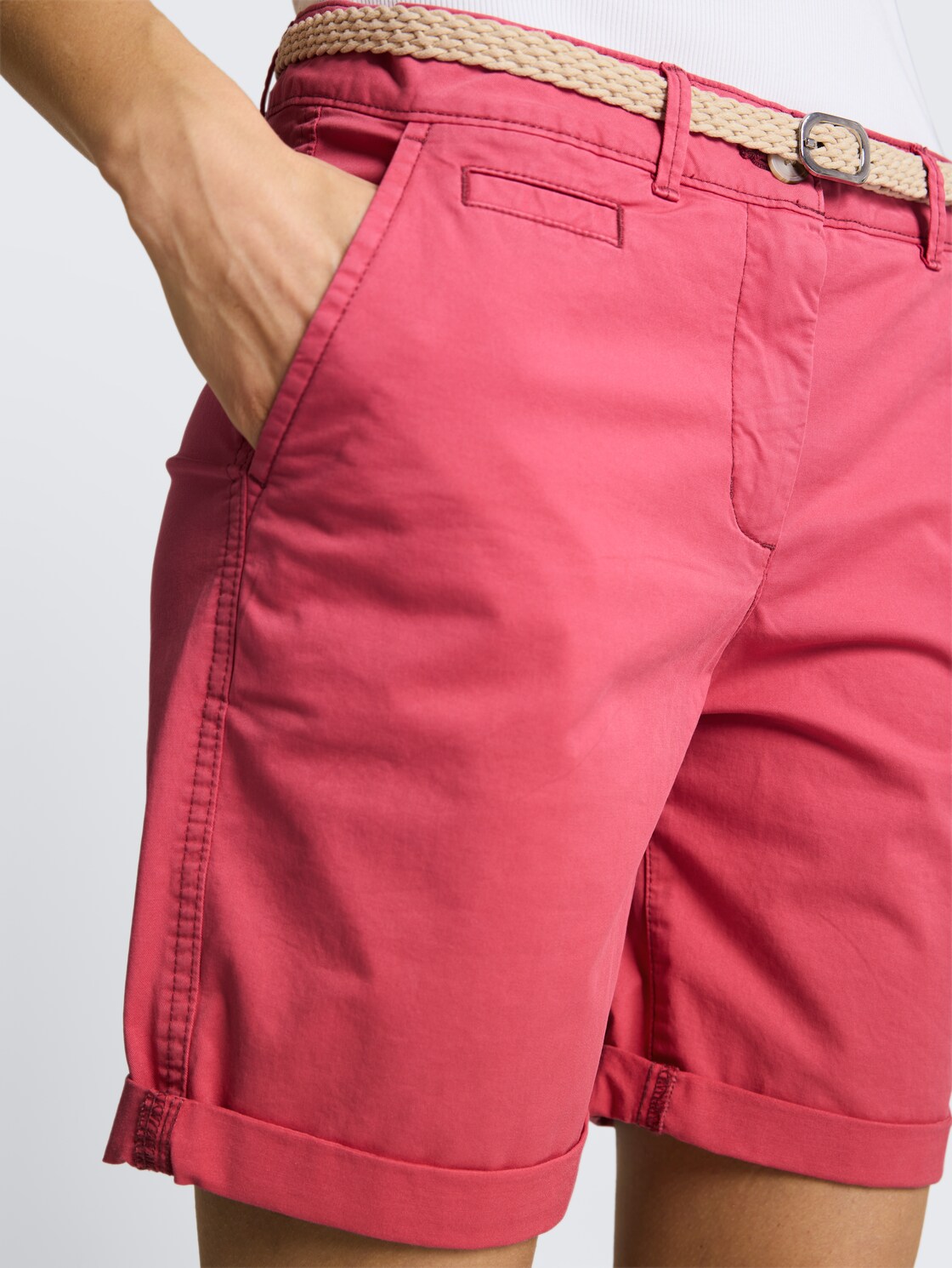 Chino Bermuda Shorts mit Gürtel - cozy pink - Detail-Model-Ansicht