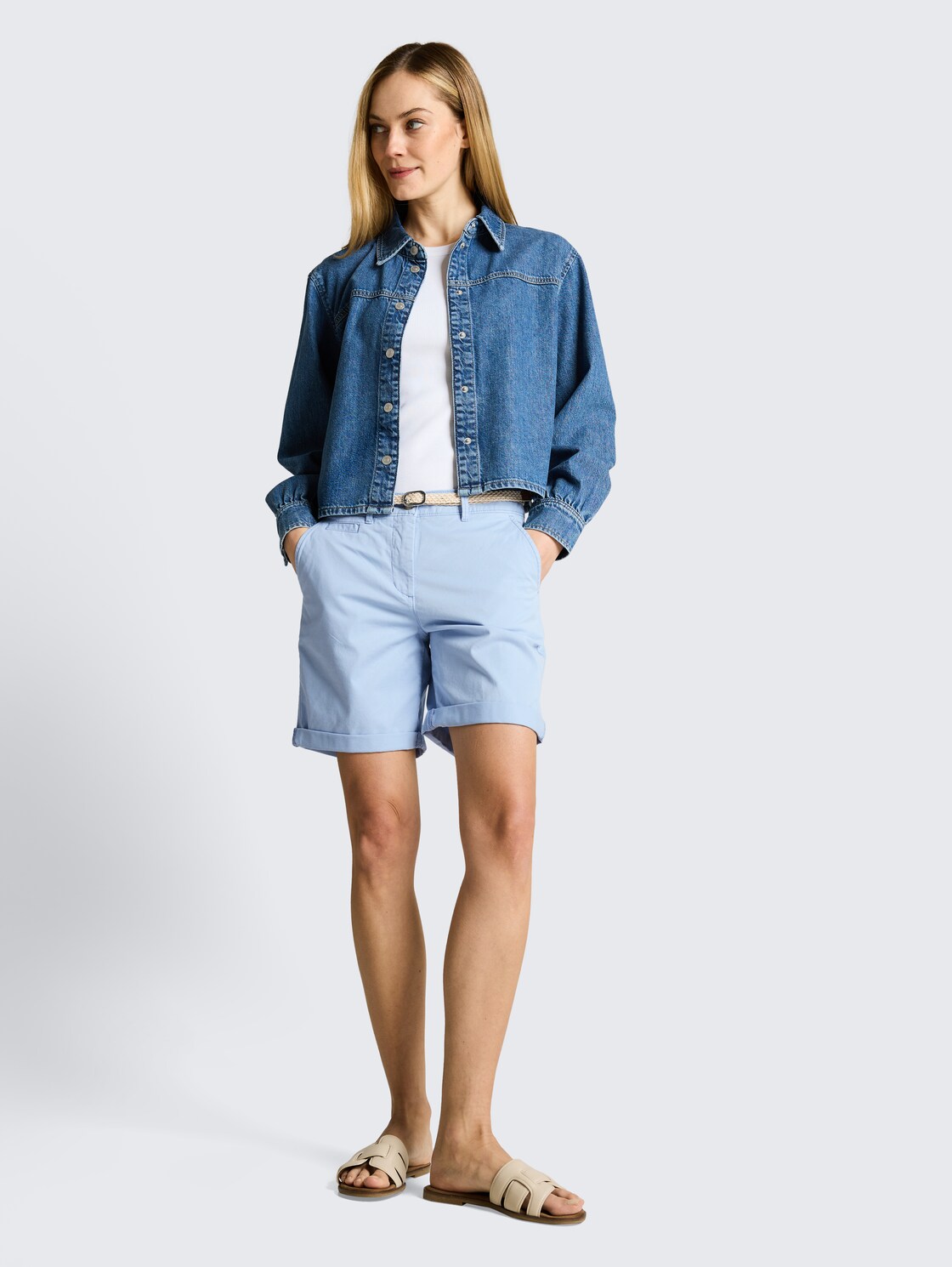 Chino Bermuda Shorts mit Gürtel - Kentucky Blue - Model-Vorderansicht