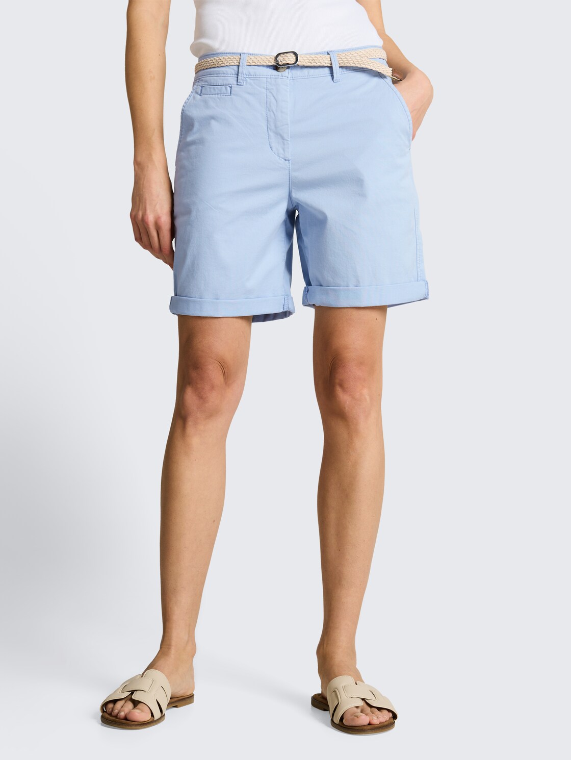 Chino Bermuda Shorts mit Gürtel - Kentucky Blue - Ausschnitt Model-Vorderansicht