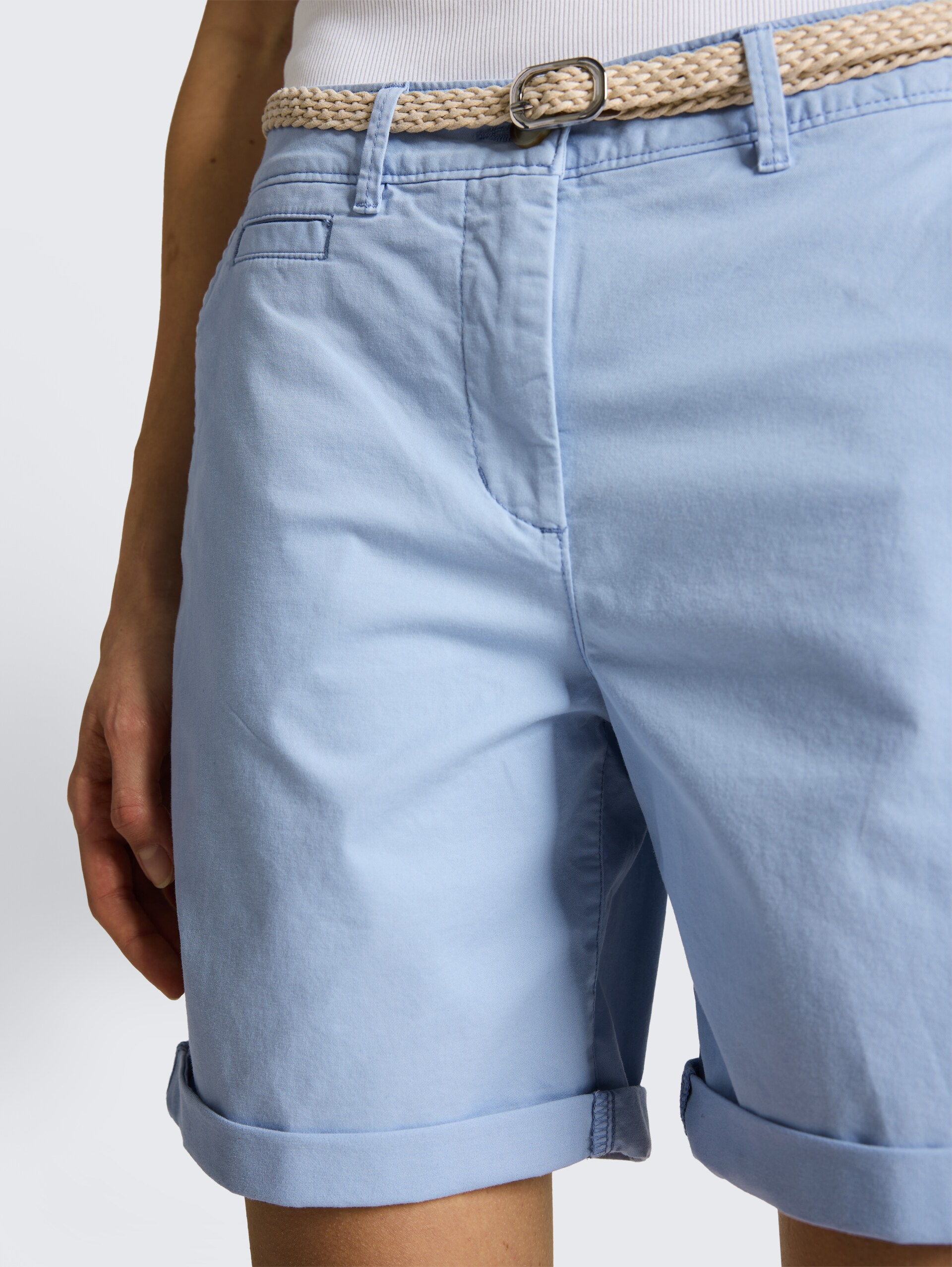 Chino-bermuda met riem - Kentucky Blue - Detailaanzicht model