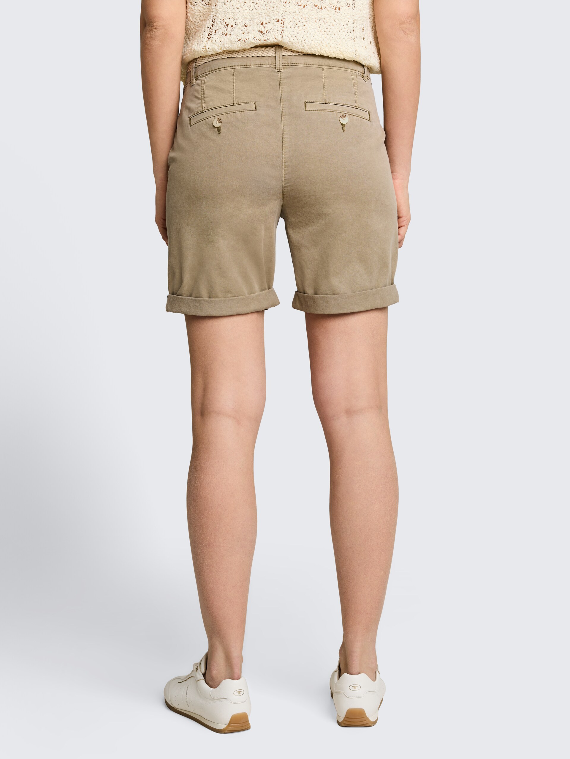 Chino-bermuda met riem - Silver Olive - Neklijn model-achteraanzicht
