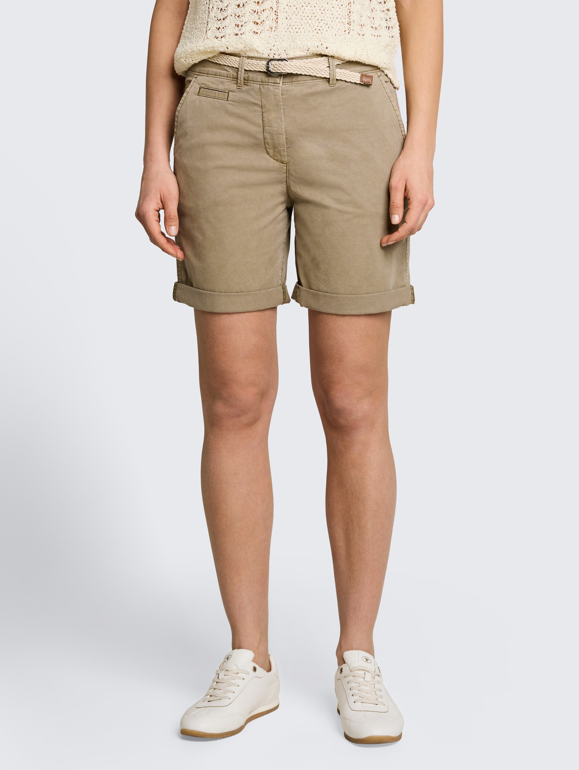 Chino-bermuda met riem - Silver Olive - Nek model vooraanzicht