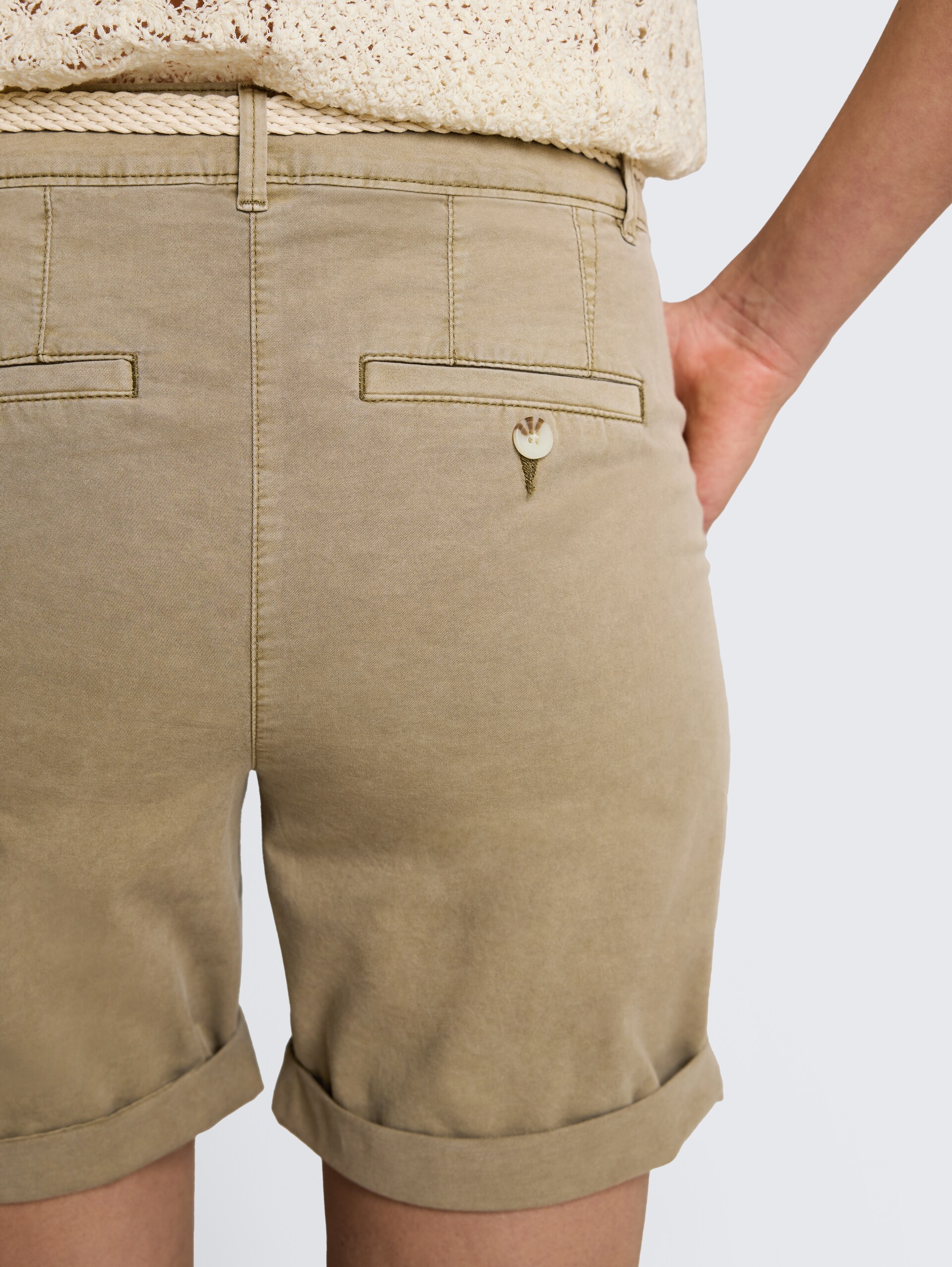 Chino-bermuda met riem - Silver Olive - Detailaanzicht model