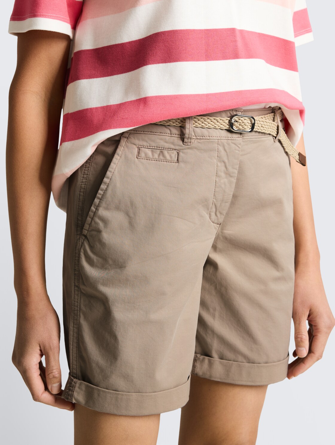 Chino Bermuda Shorts mit Gürtel - soft taupe grey - Detail-Model-Ansicht