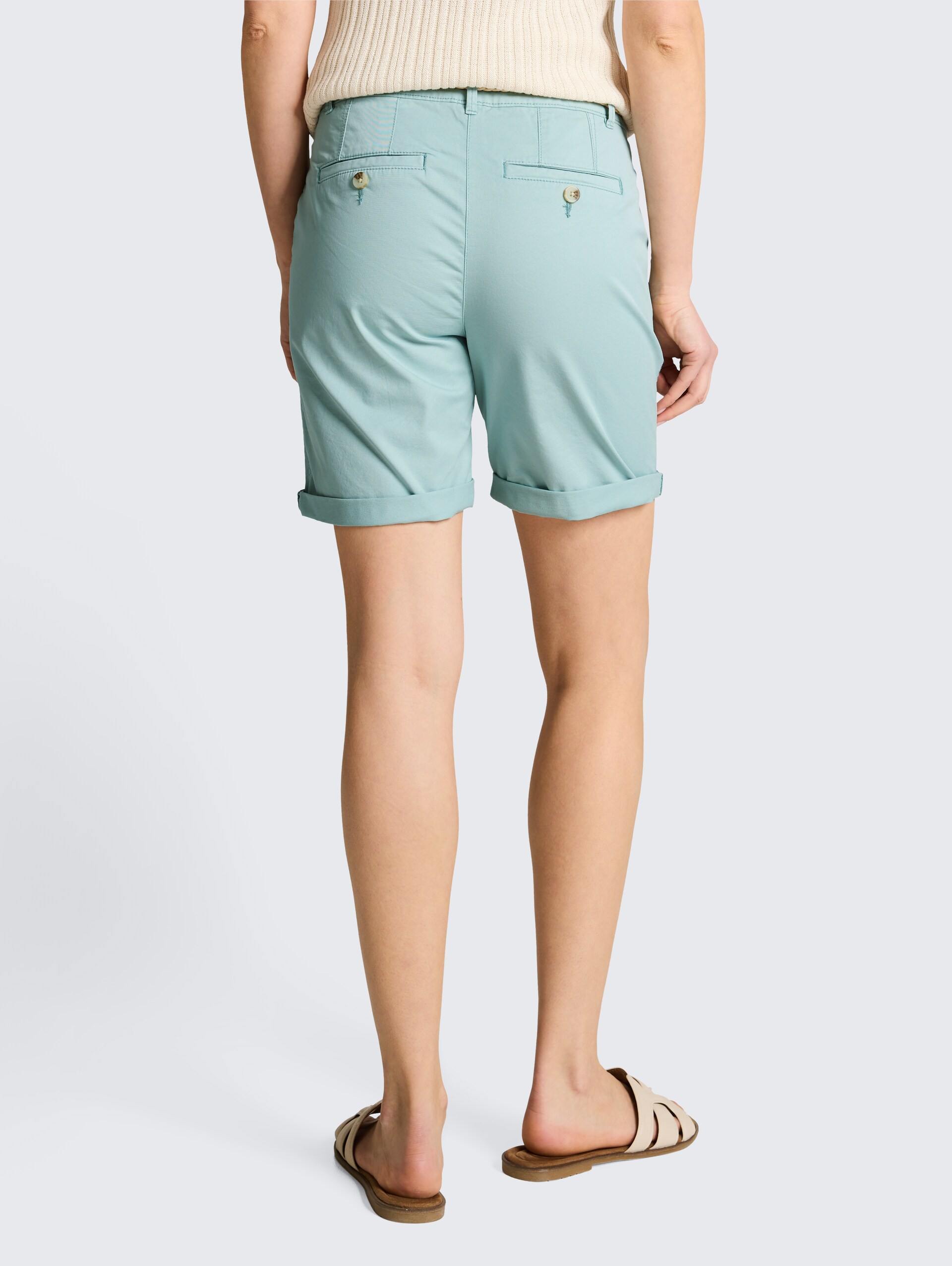 Chino Bermuda Shorts mit Gürtel - blue haze - Auschnitt Model-Rückansicht