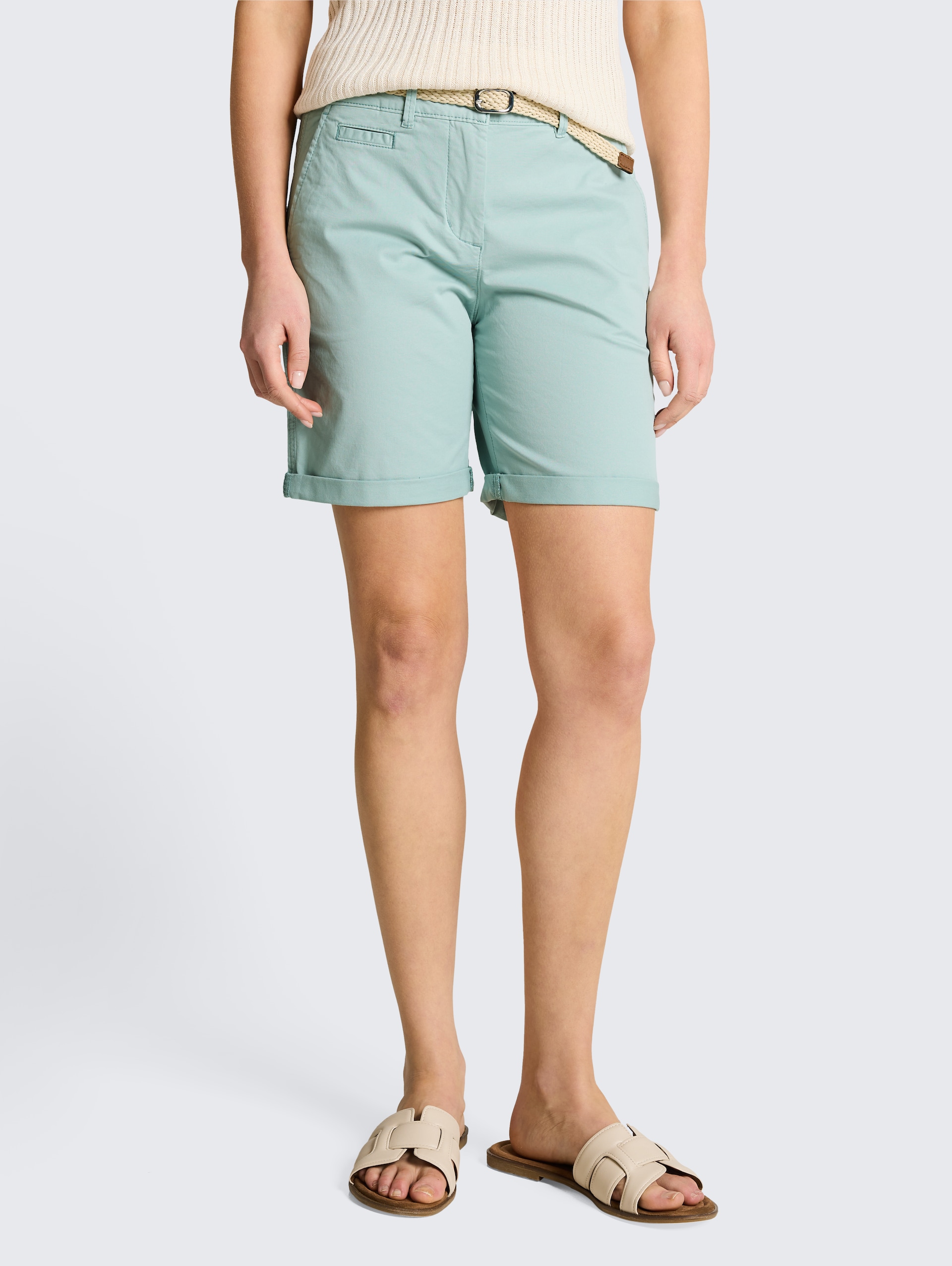 Chino Bermuda Shorts mit Gürtel - blue haze - Ausschnitt Model-Vorderansicht