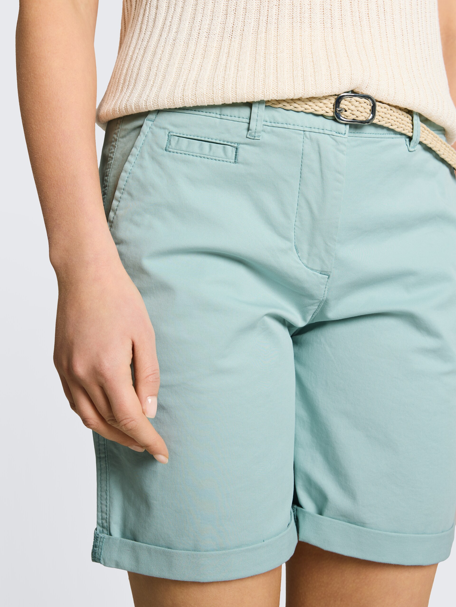 Chino Bermuda Shorts mit Gürtel - blue haze - Detail-Model-Ansicht