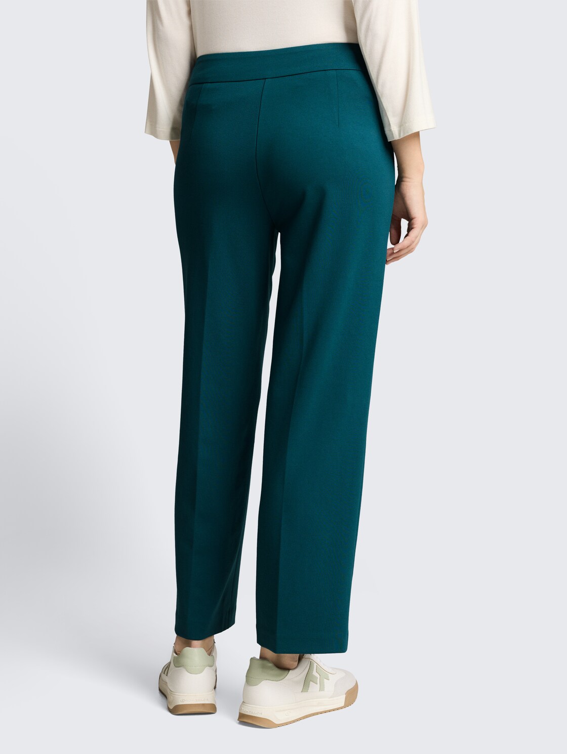 TTMIA STRAIGHT Cropped Hose - Deep Meadow Green - Auschnitt Model-Rückansicht