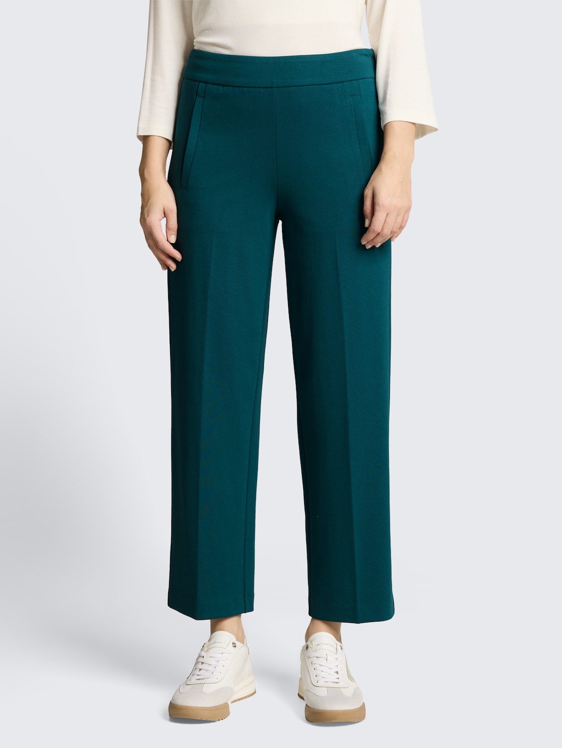 TTMIA STRAIGHT Cropped Hose - Deep Meadow Green - Ausschnitt Model-Vorderansicht