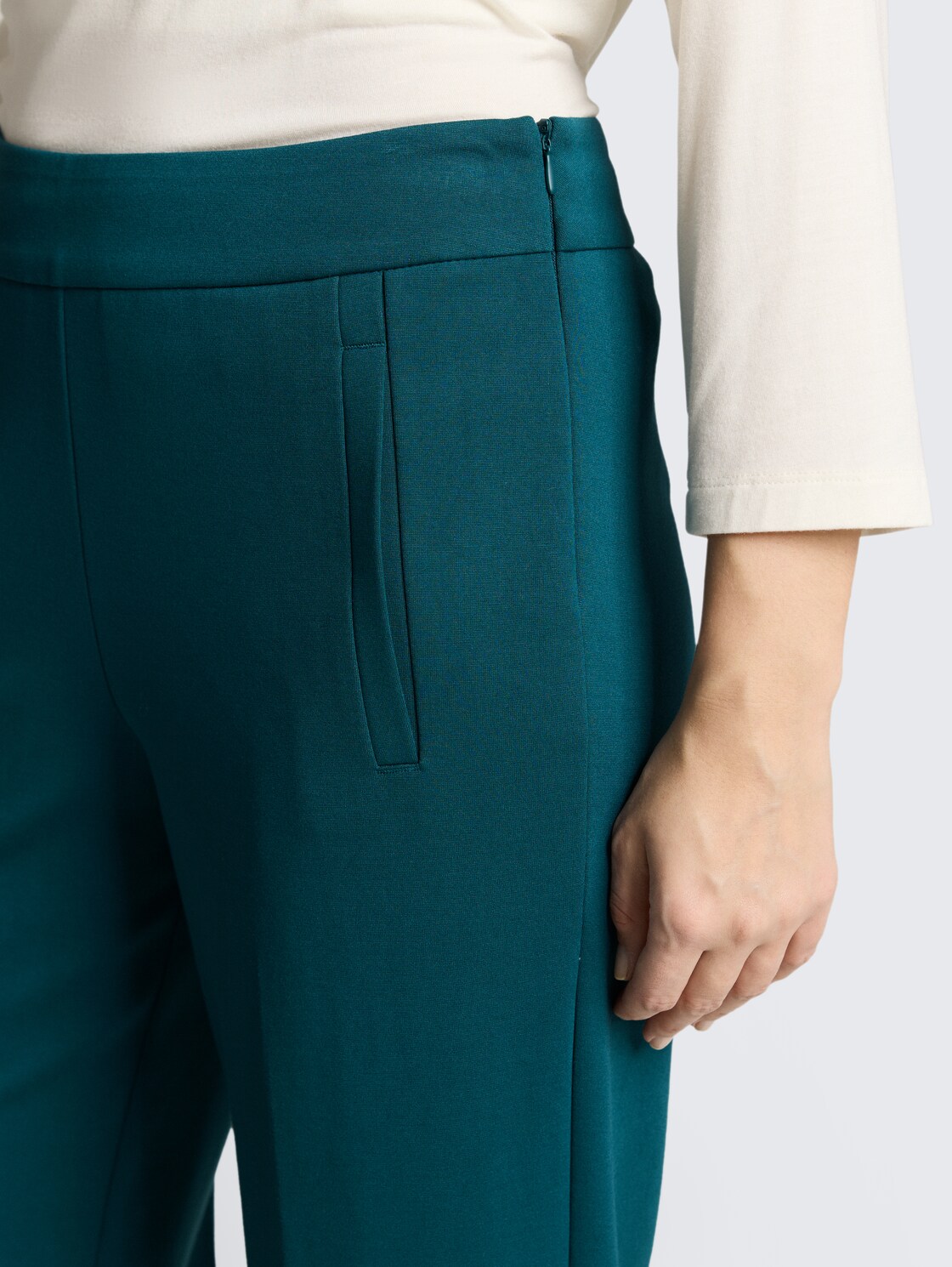 TTMIA STRAIGHT Cropped Hose - Deep Meadow Green - Detail-Model-Ansicht