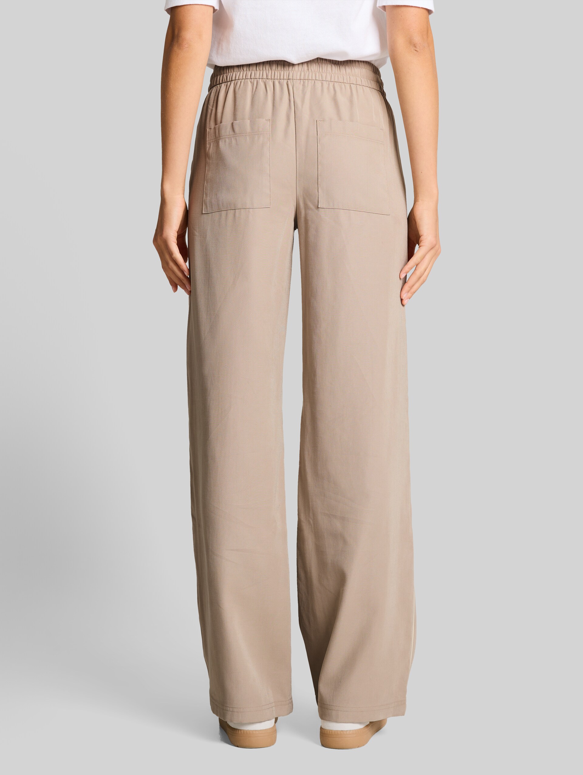 Loose wide fit trousers - soft taupe grey - Neckline model-back view