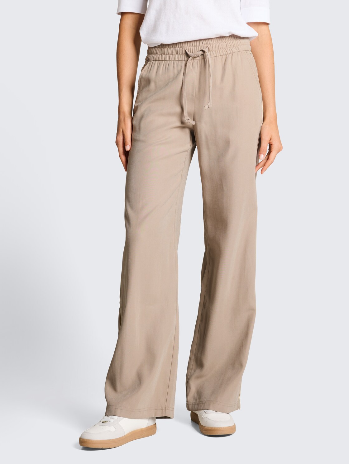 Loose Wide Fit Hose - soft taupe grey - Ausschnitt Model-Vorderansicht