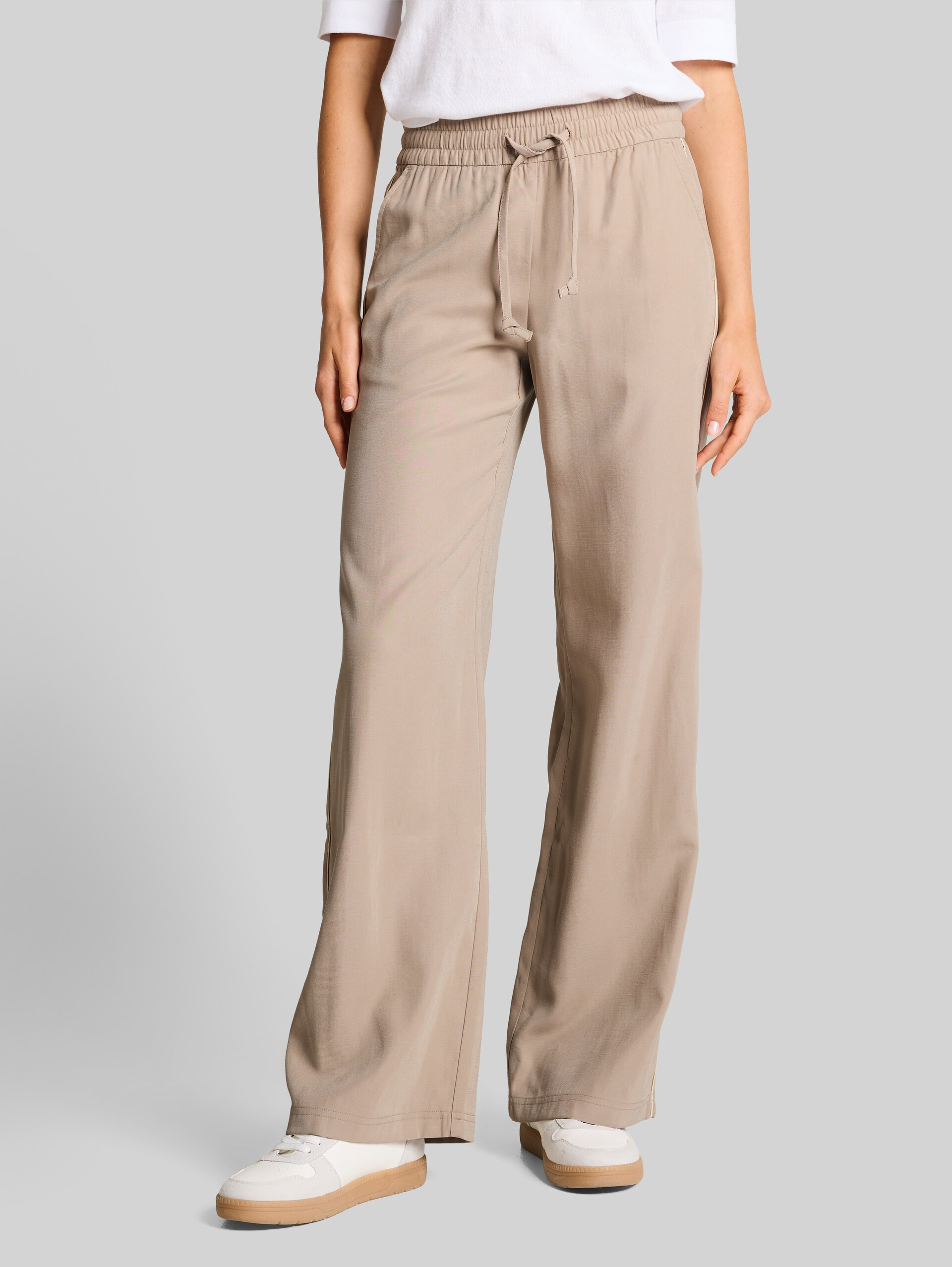 Loose wide fit trousers - soft taupe grey - Neckline model front view