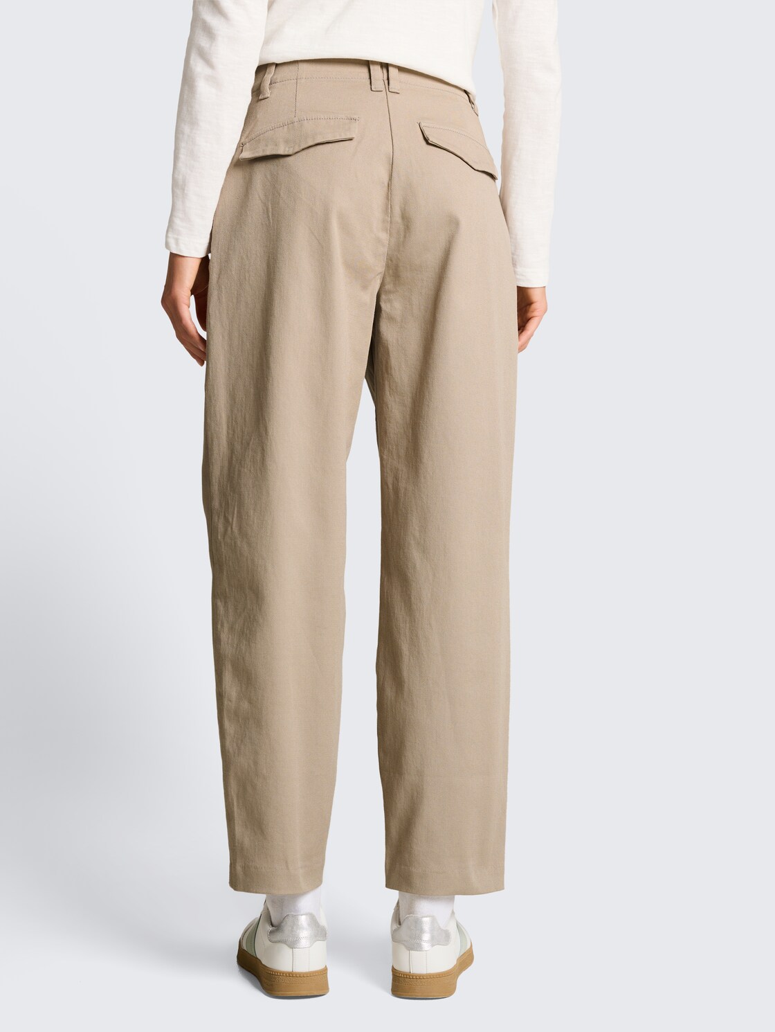 Cropped Barrel Hose - soft taupe grey - Auschnitt Model-Rückansicht