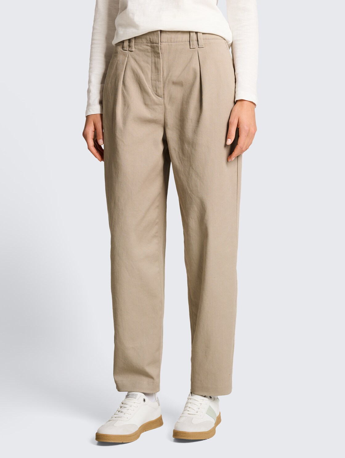 Cropped Barrel Hose - soft taupe grey - Ausschnitt Model-Vorderansicht