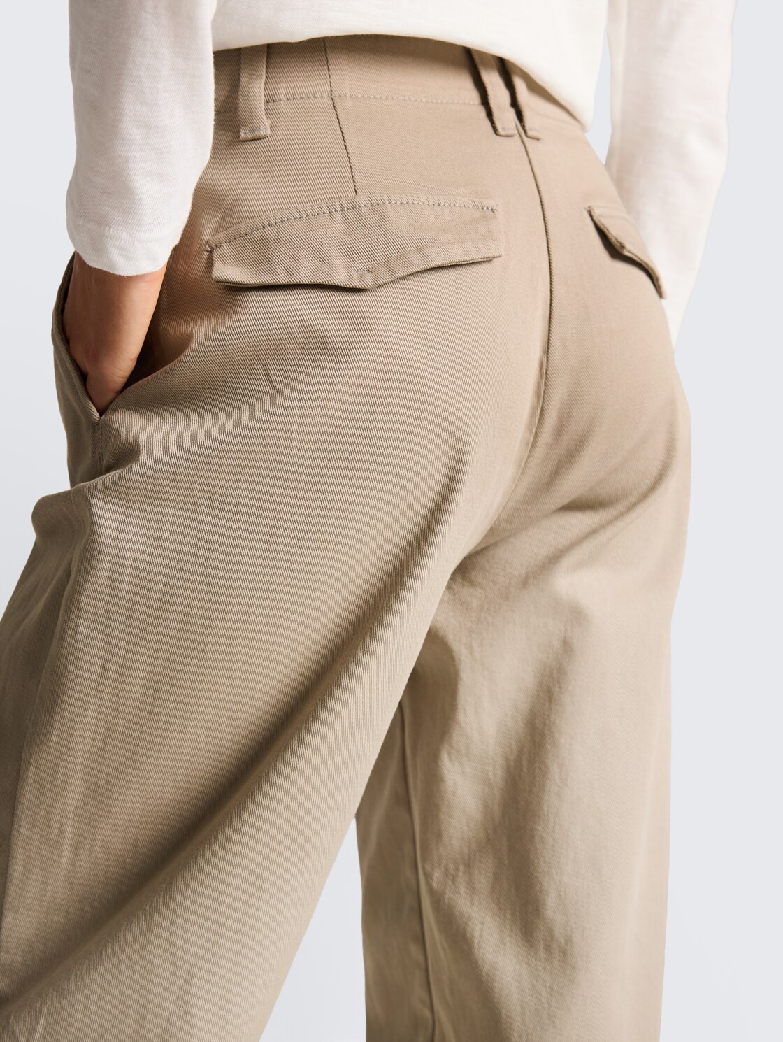 Cropped Barrel Hose - soft taupe grey - Detail-Model-Ansicht
