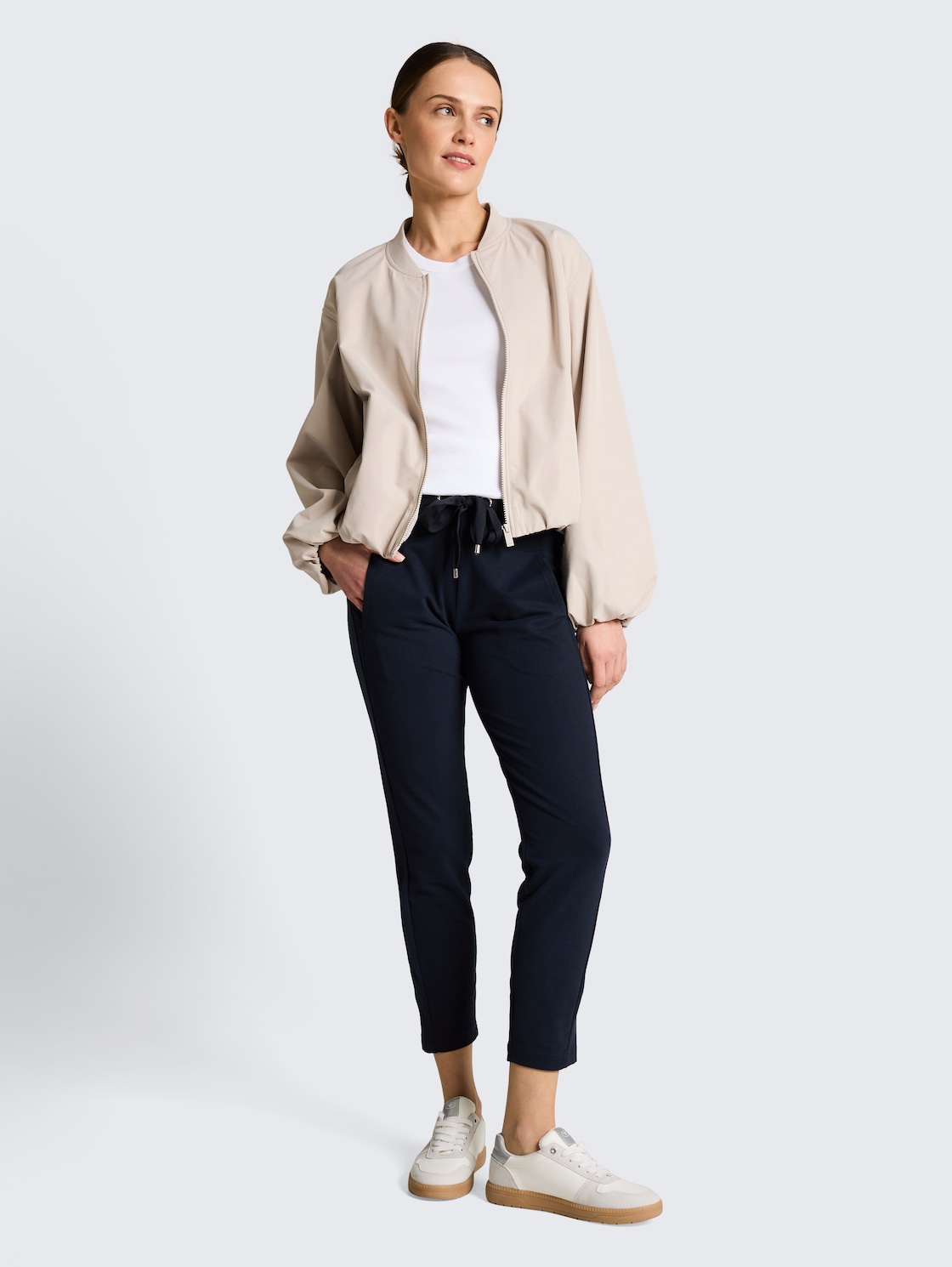 Cropped Jogger Hose - sky captain blue - Model-Vorderansicht